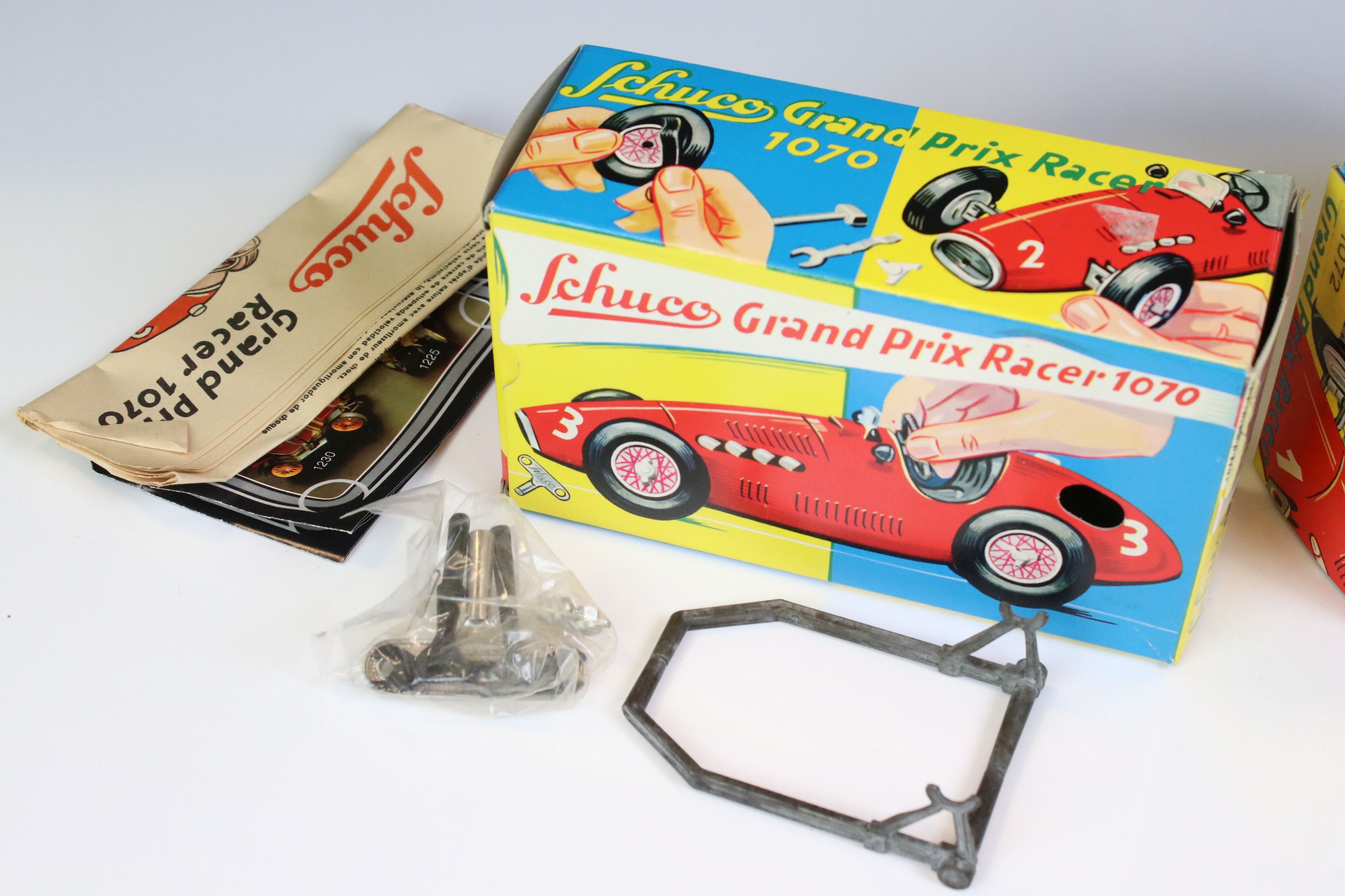 Two boxed Schuco Grand Prix Racer clockwork tin plate models to include 1071 in silver and 1070 in - Bild 7 aus 12
