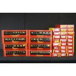 33 Boxed OO gauge items of rolling stock to include R4240, R4225B, R4165, R123, R223, R484, R122 etc