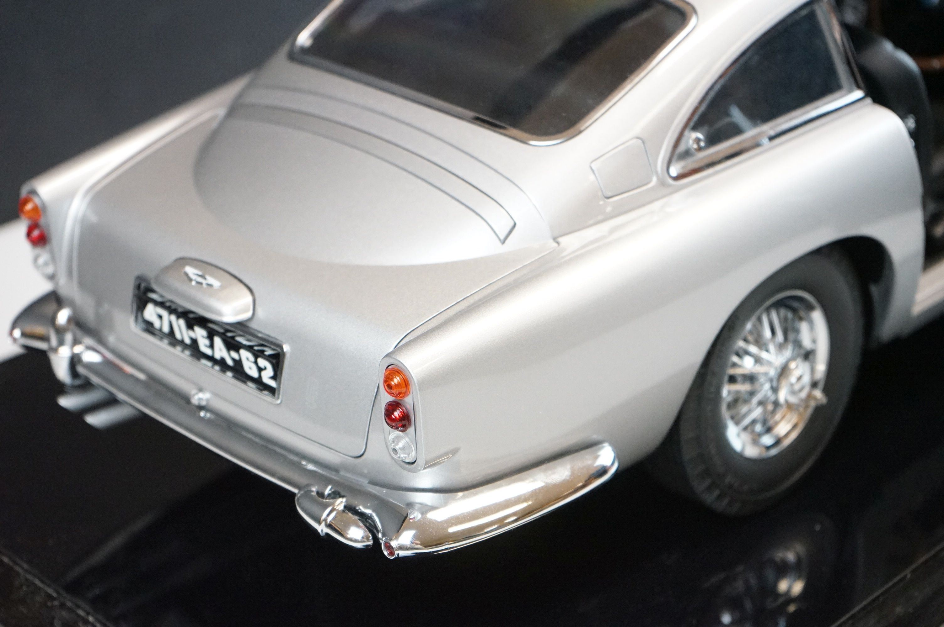 1/8 Scale James Bond Aston Martin DB5 kit built diecast model, produced by Eaglemoss for home - Image 7 of 13