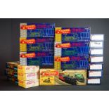 17 Boxed Roundhouse HO gauge rolling stock kits, features unbuilt, part built and built examples