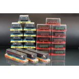 25 Boxed OO / HO gauge items of rolling stock to include 14x Grafar & 11 x Jouef