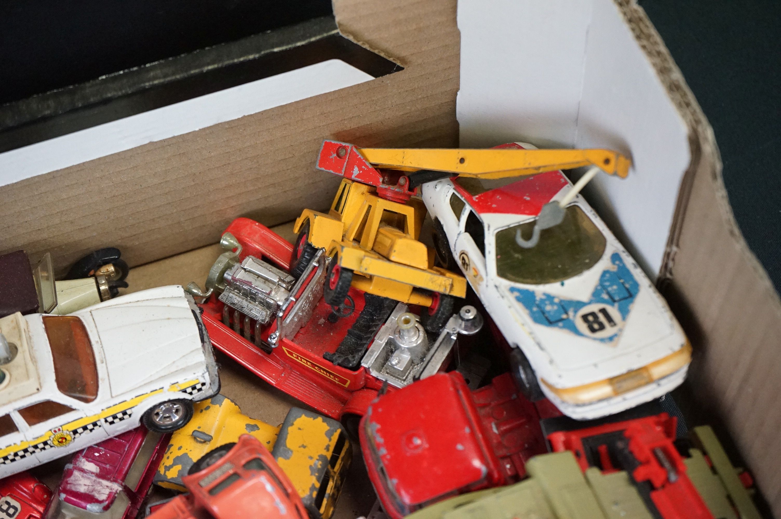 Collection of boxed & unboxed play worn diecast models to include Matchbox, Solido, Corgi, Burago - Bild 5 aus 8