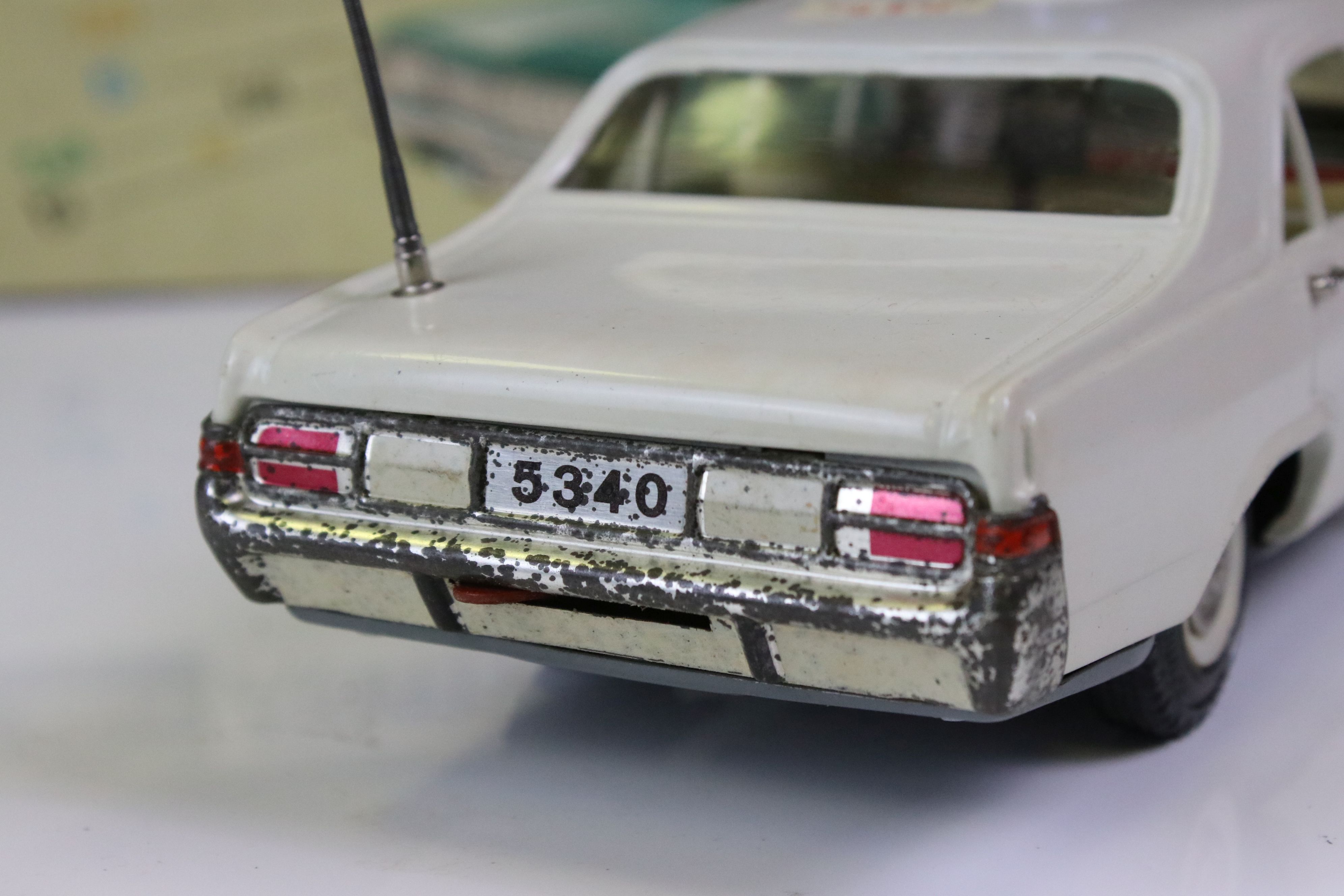 Boxed Schuco Alarm-Car 5340 Opel Admiral tin plate Police car in white, with aerial, blue light - Bild 4 aus 10