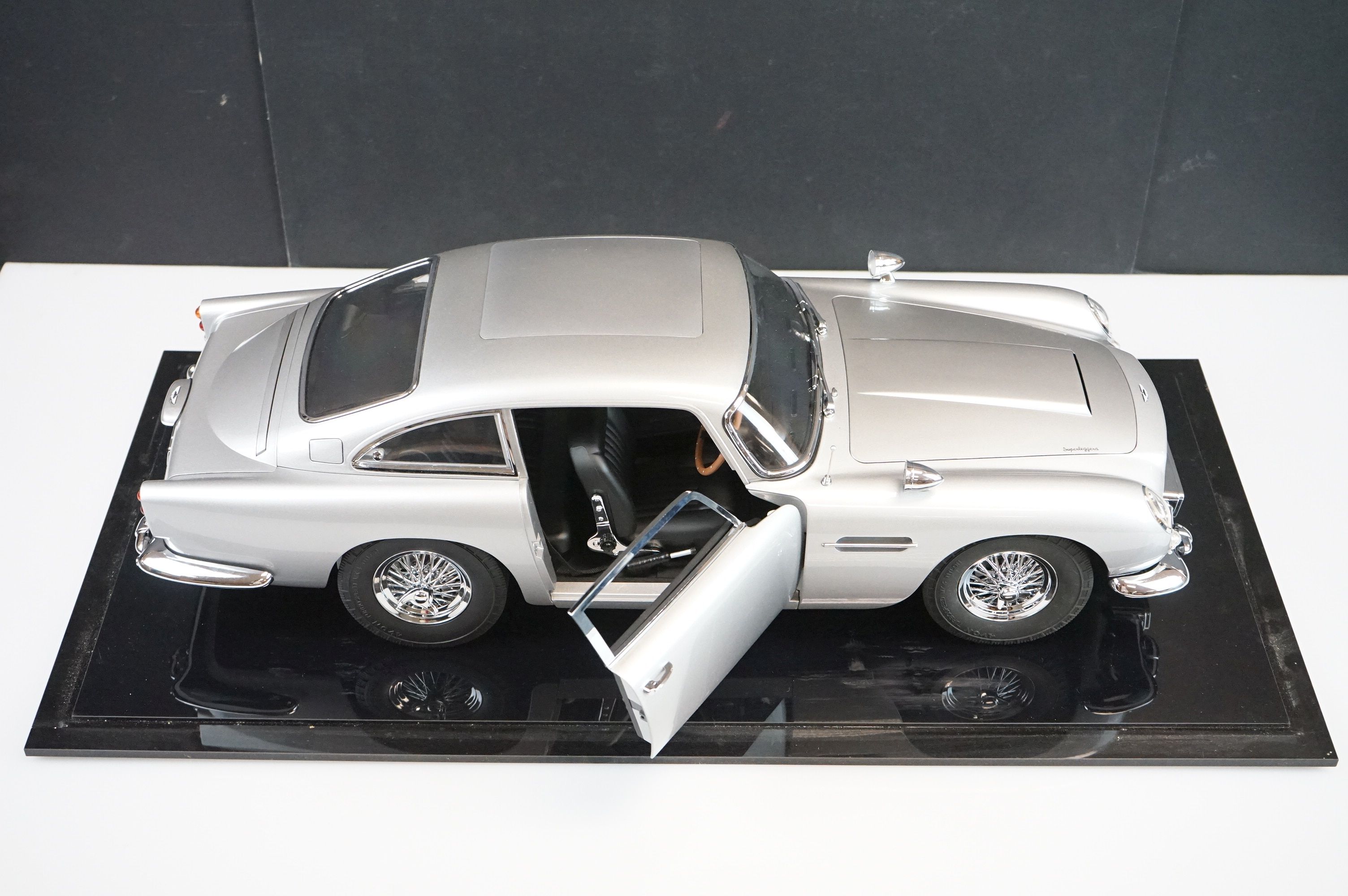 1/8 Scale James Bond Aston Martin DB5 kit built diecast model, produced by Eaglemoss for home - Image 5 of 13