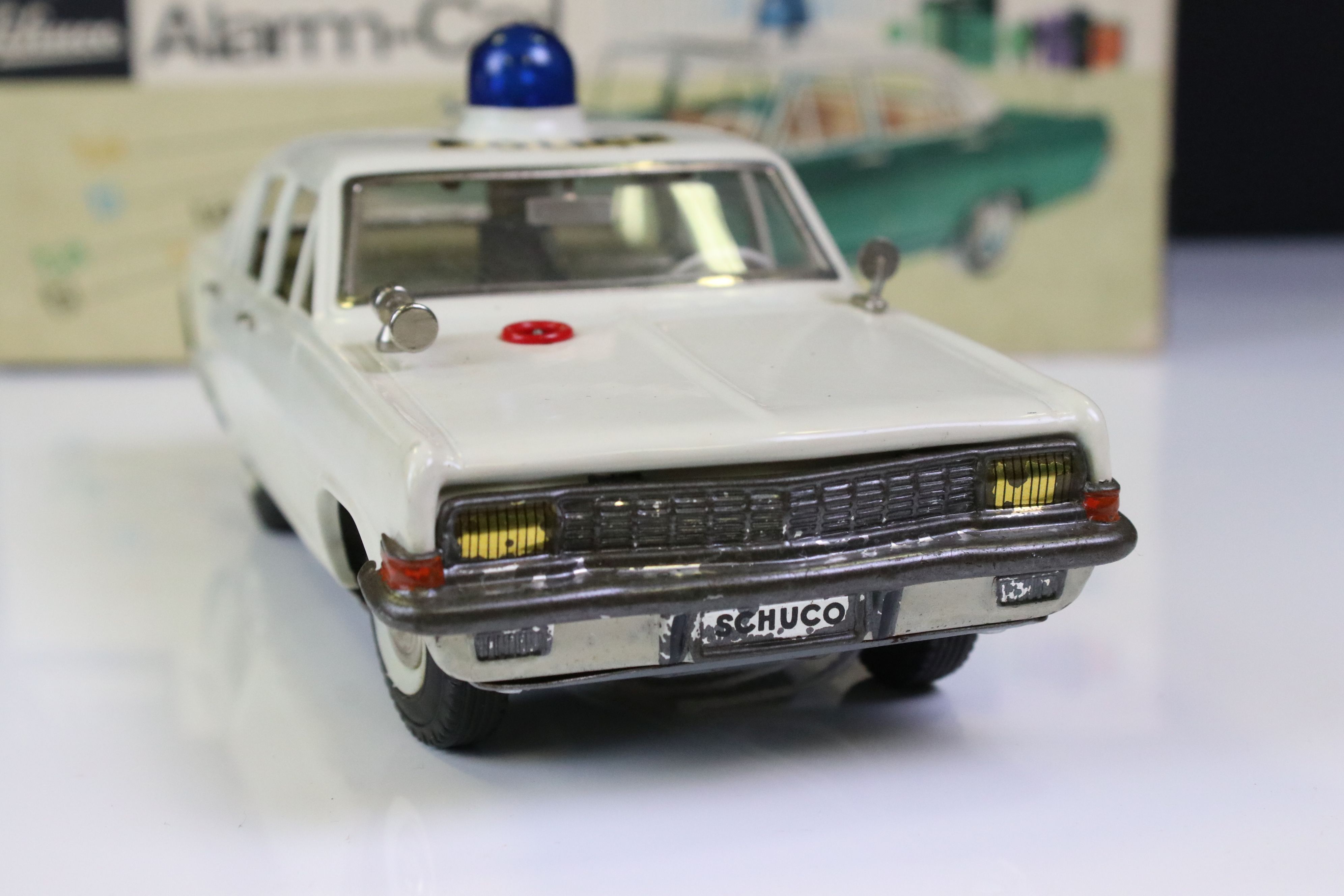 Boxed Schuco Alarm-Car 5340 Opel Admiral tin plate Police car in white, with aerial, blue light - Bild 2 aus 7