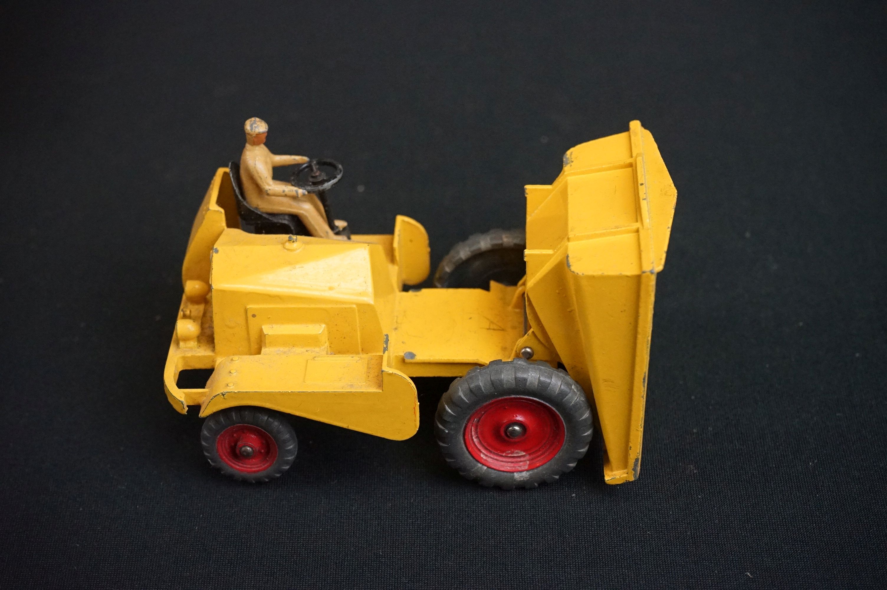 Three boxed Dinky diecast models to include 562 Dumper Truck in yellow, 521 Bedford Articulated - Bild 10 aus 27