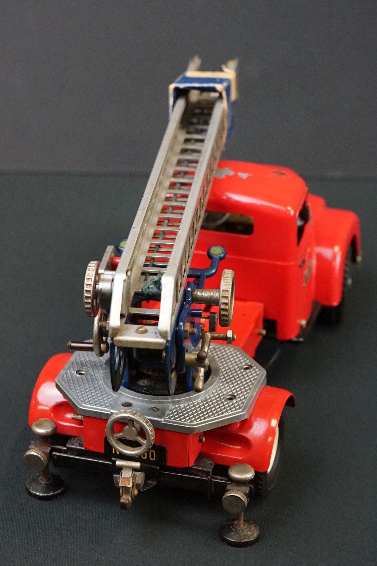 Original tin plate Schuco Pracision electro construction fire engine model in red, with extending - Bild 7 aus 10