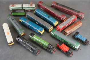 15 OO / HO gauge locomotives to include Hornby Flying Scotsman, Hornby Western Courier, Lima Western