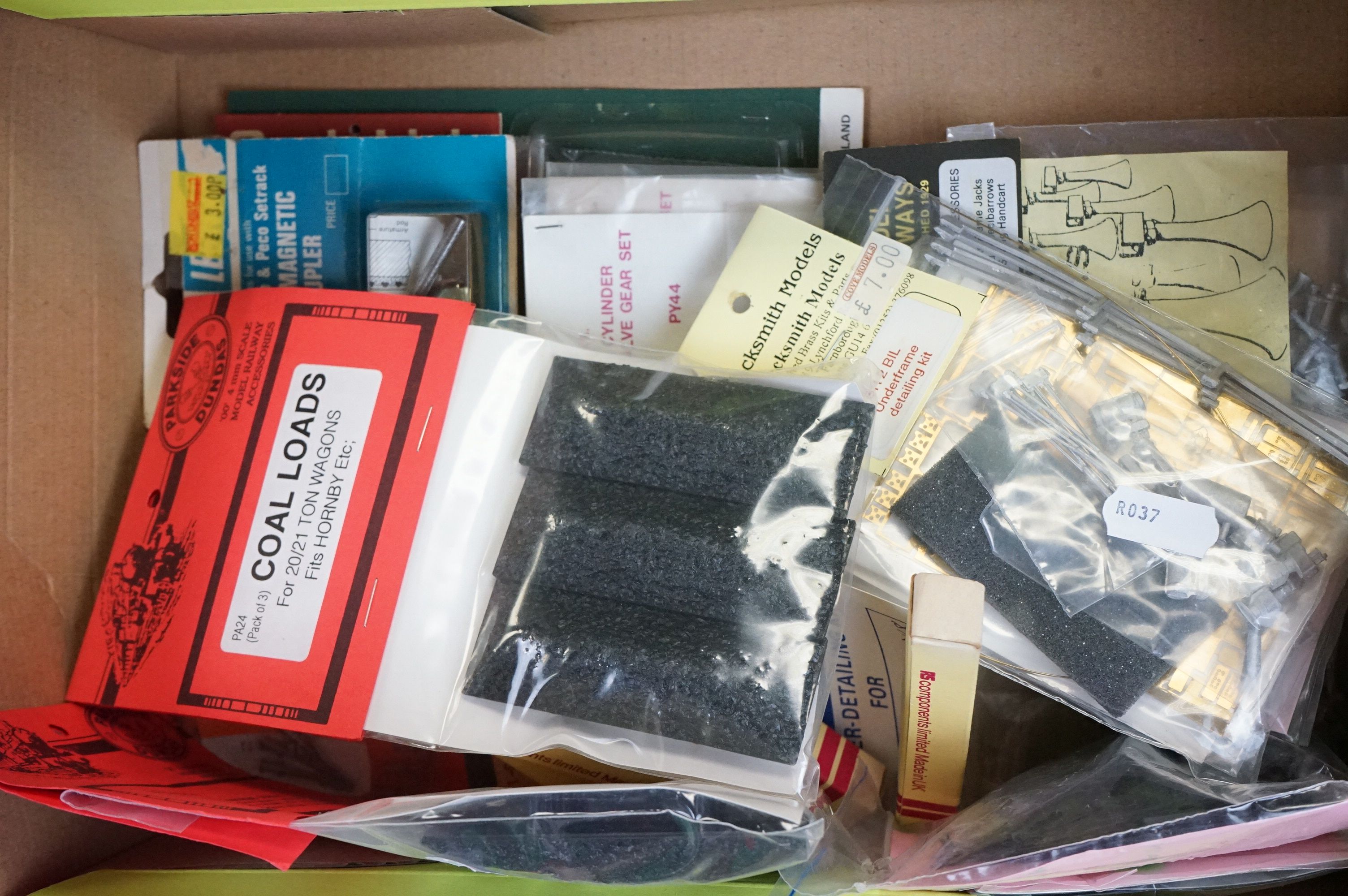 Quantity of carded / bagged / boxed HO / OO gauge model railway accessories to include Ratio, ABS - Bild 5 aus 8