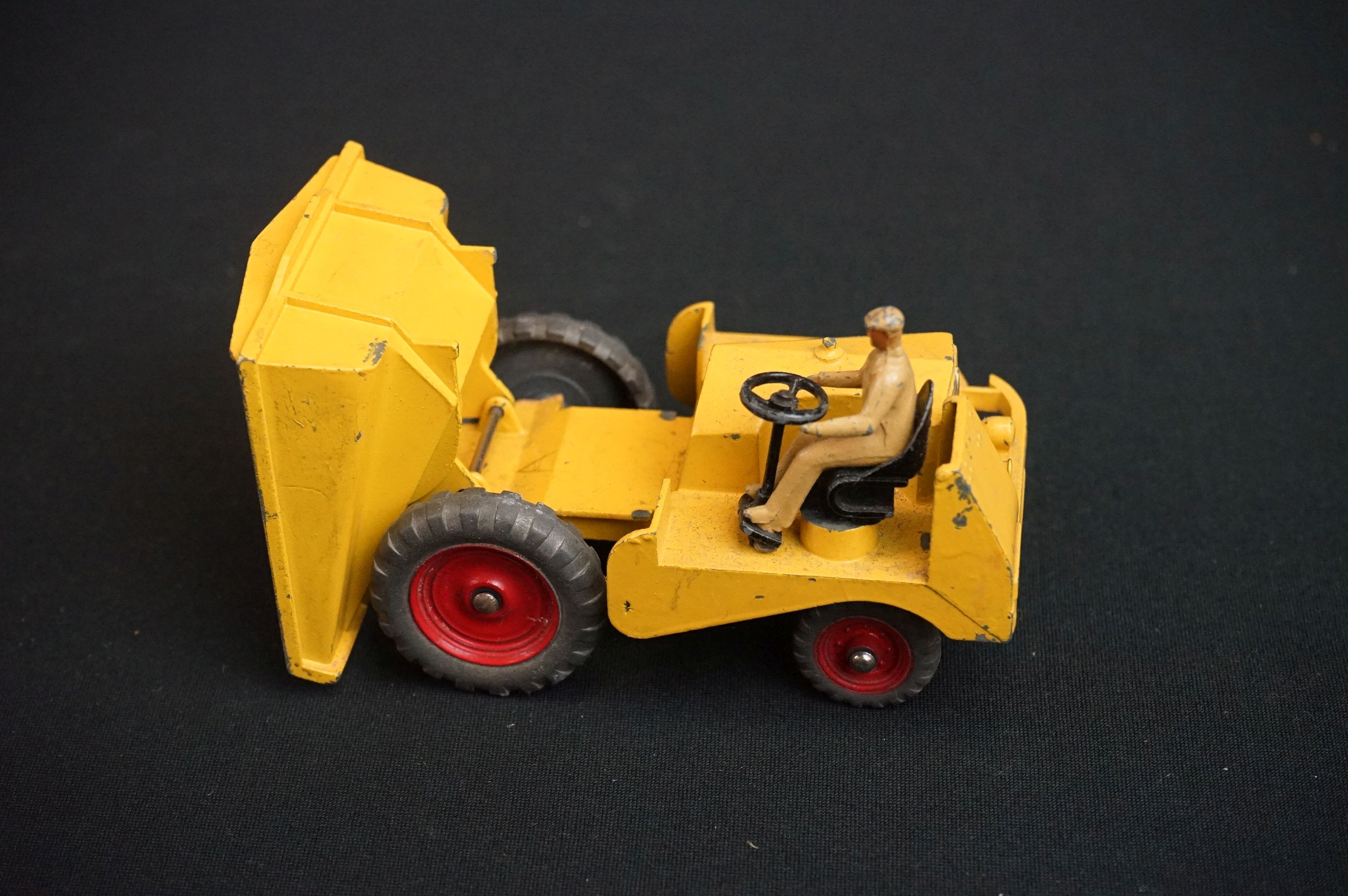 Three boxed Dinky diecast models to include 562 Dumper Truck in yellow, 521 Bedford Articulated - Bild 9 aus 27