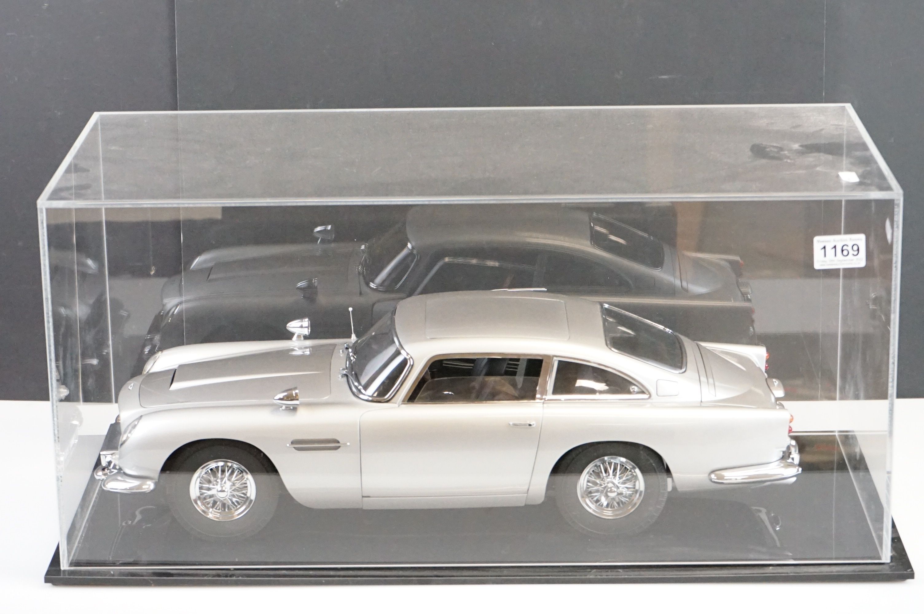 1/8 Scale James Bond Aston Martin DB5 kit built diecast model, produced by Eaglemoss for home - Image 13 of 13