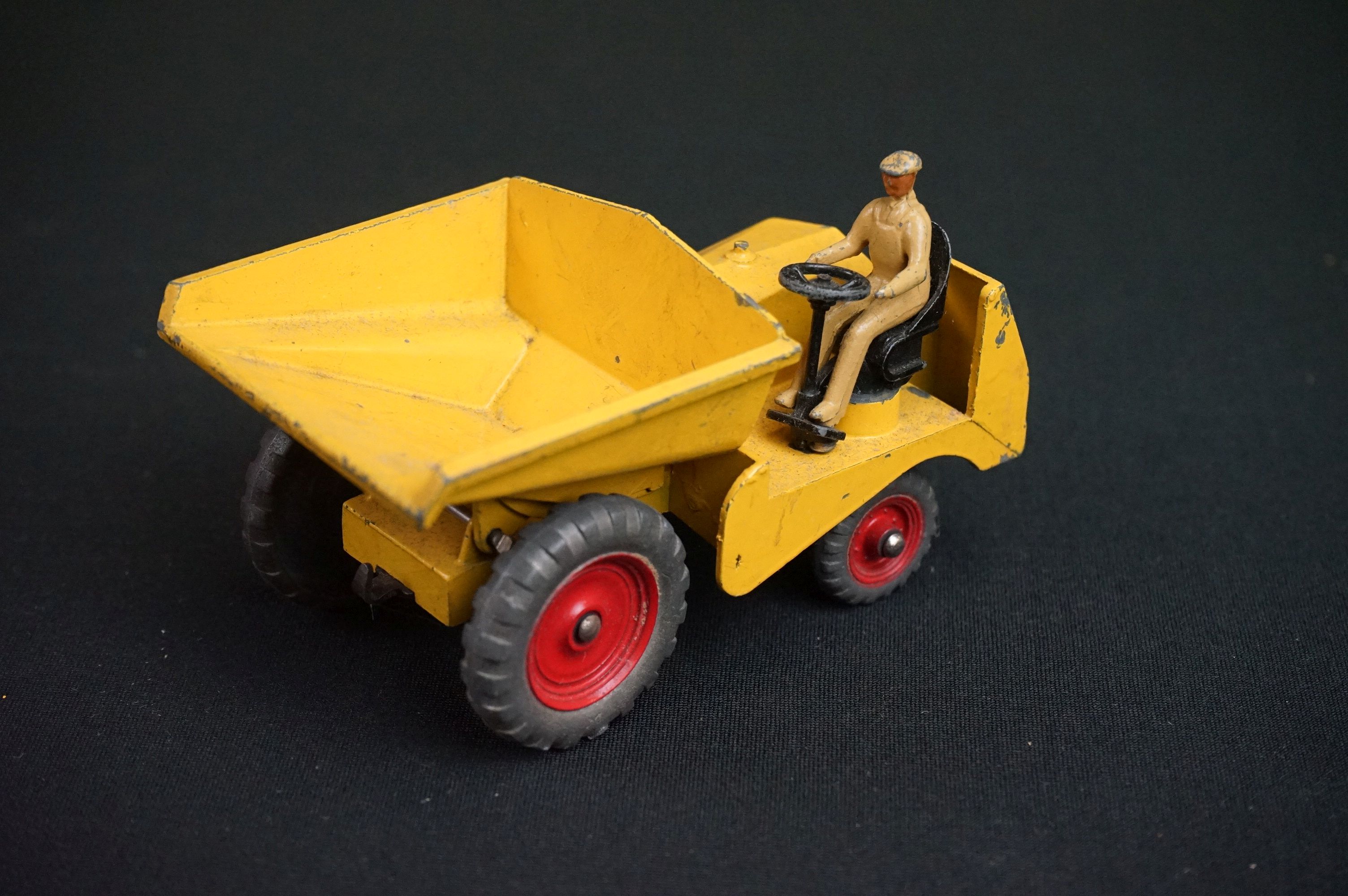 Three boxed Dinky diecast models to include 562 Dumper Truck in yellow, 521 Bedford Articulated - Bild 7 aus 27