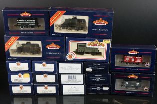 16 Boxed Bachmann OO gauge items of rolling stock featuring various wagons plus 2 x boxed Bachmann