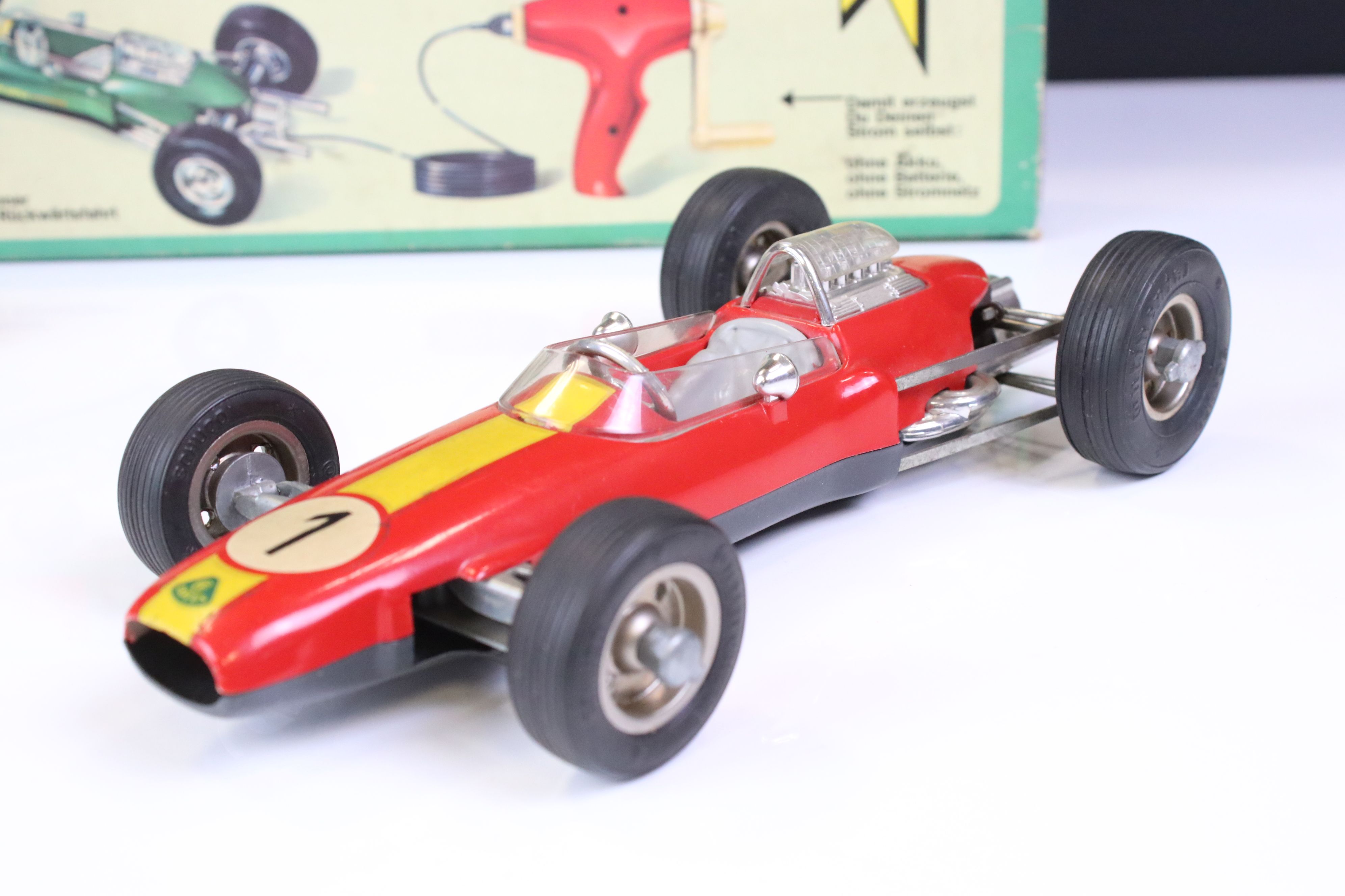 Boxed Schuco 1079 Dynamo Lotus tin plate F1 racing car with remote controller, in red, race number - Bild 3 aus 6