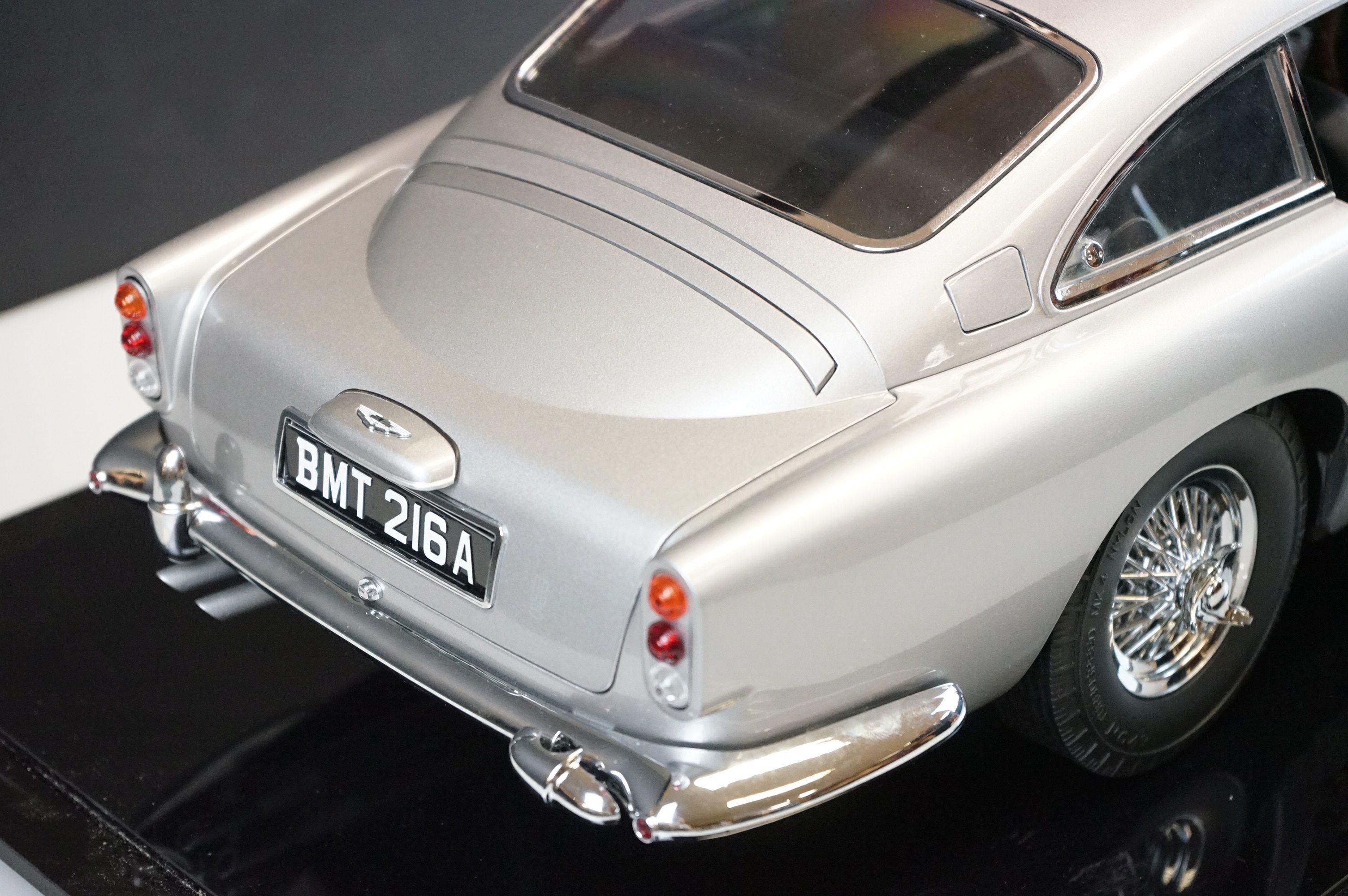 1/8 Scale James Bond Aston Martin DB5 kit built diecast model, produced by Eaglemoss for home - Image 8 of 13