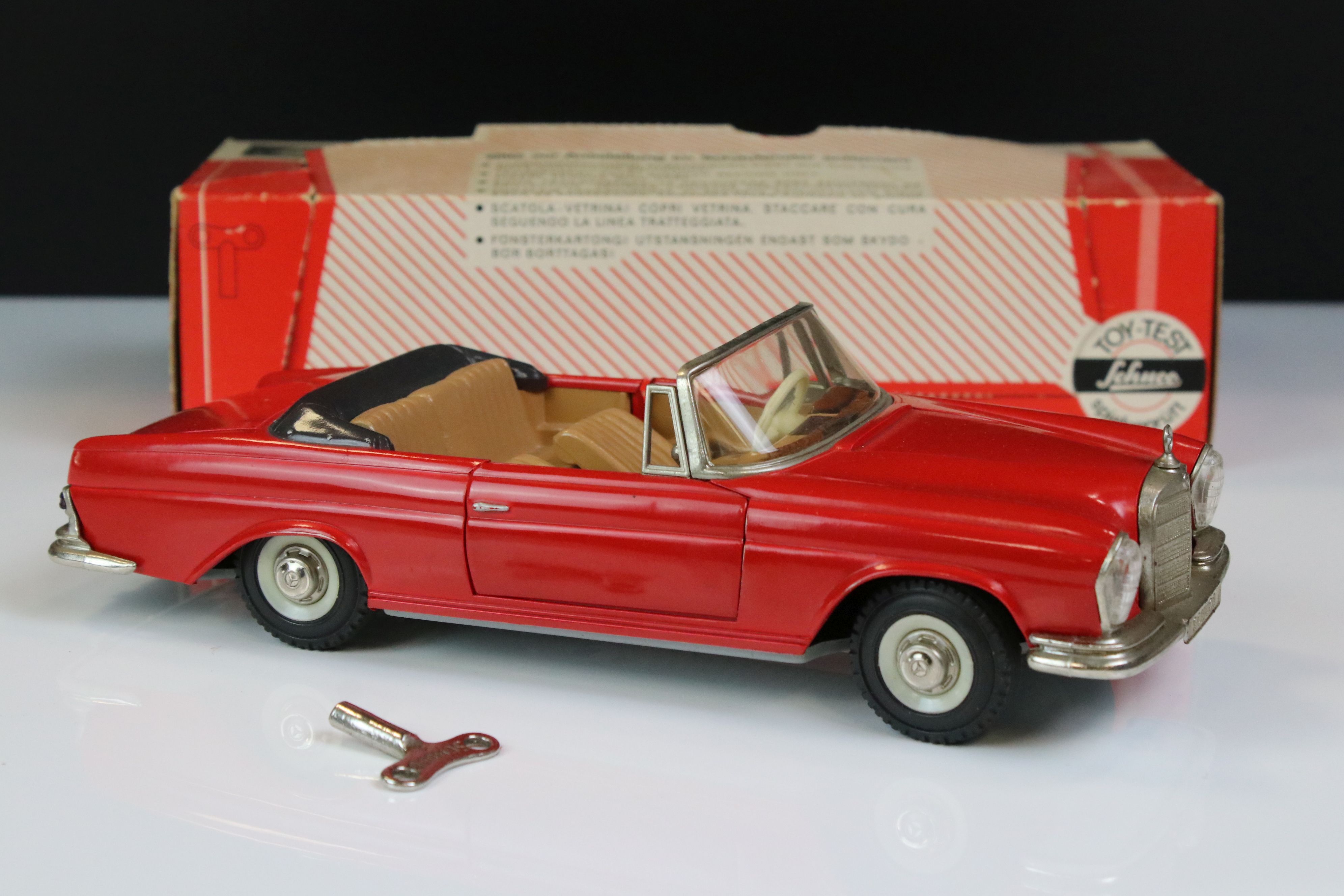 Boxed Schuco 4000 Girato Schaltauto Mercedes 250 SE in red, model ex, some box wear with window