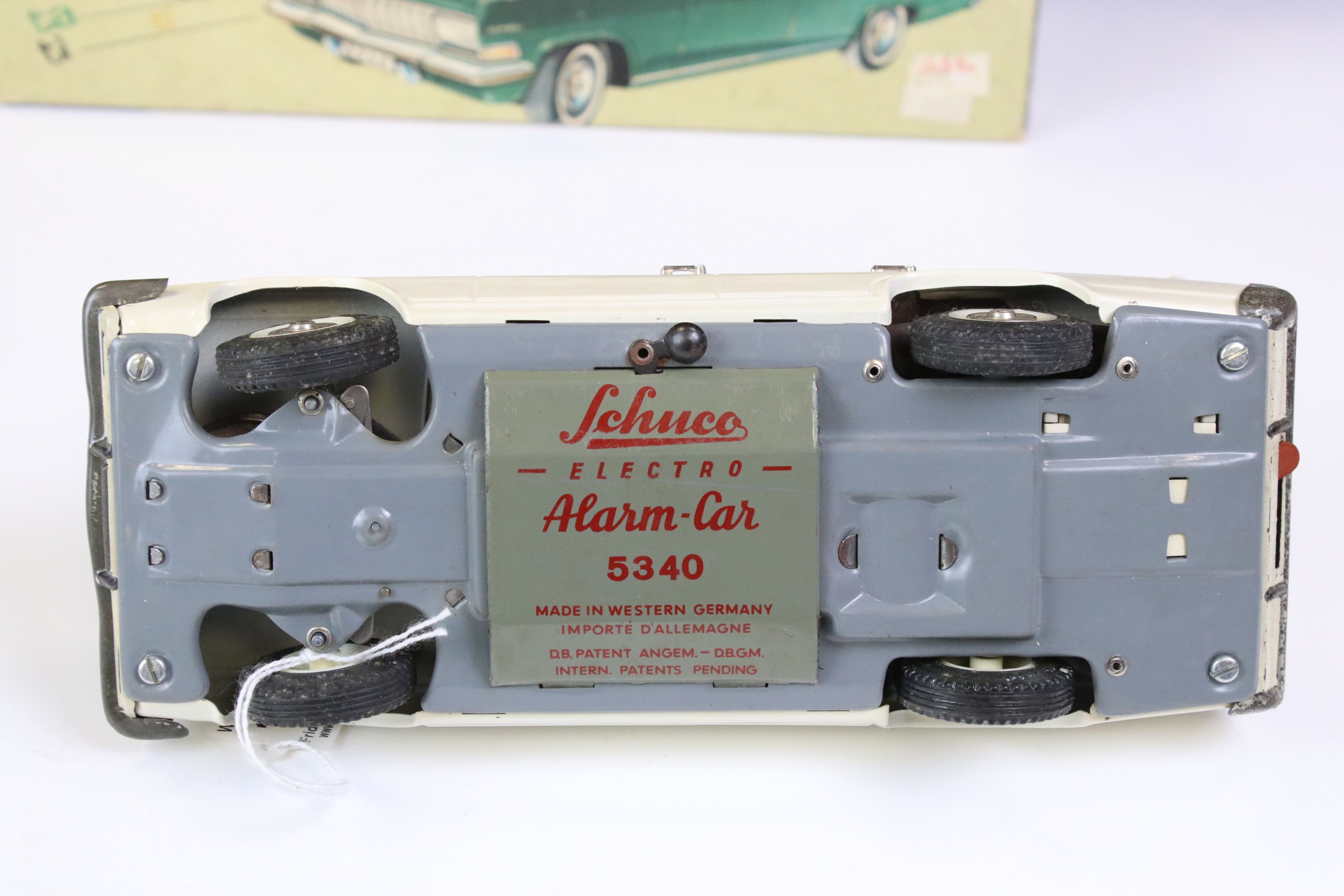 Boxed Schuco Alarm-Car 5340 Opel Admiral tin plate Police car in white, with aerial, blue light - Bild 6 aus 10