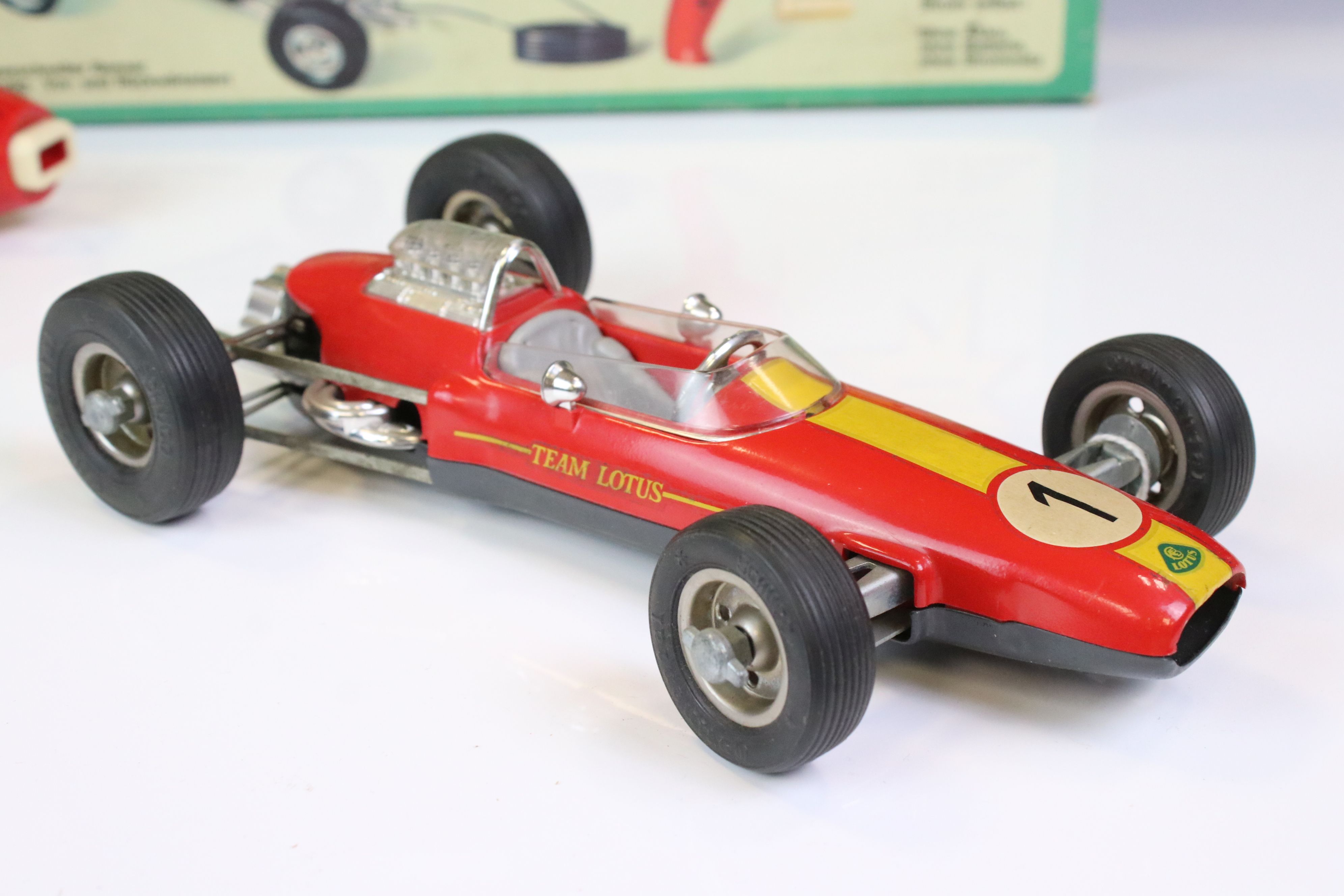 Boxed Schuco 1079 Dynamo Lotus tin plate F1 racing car with remote controller, in red, race number - Bild 2 aus 6