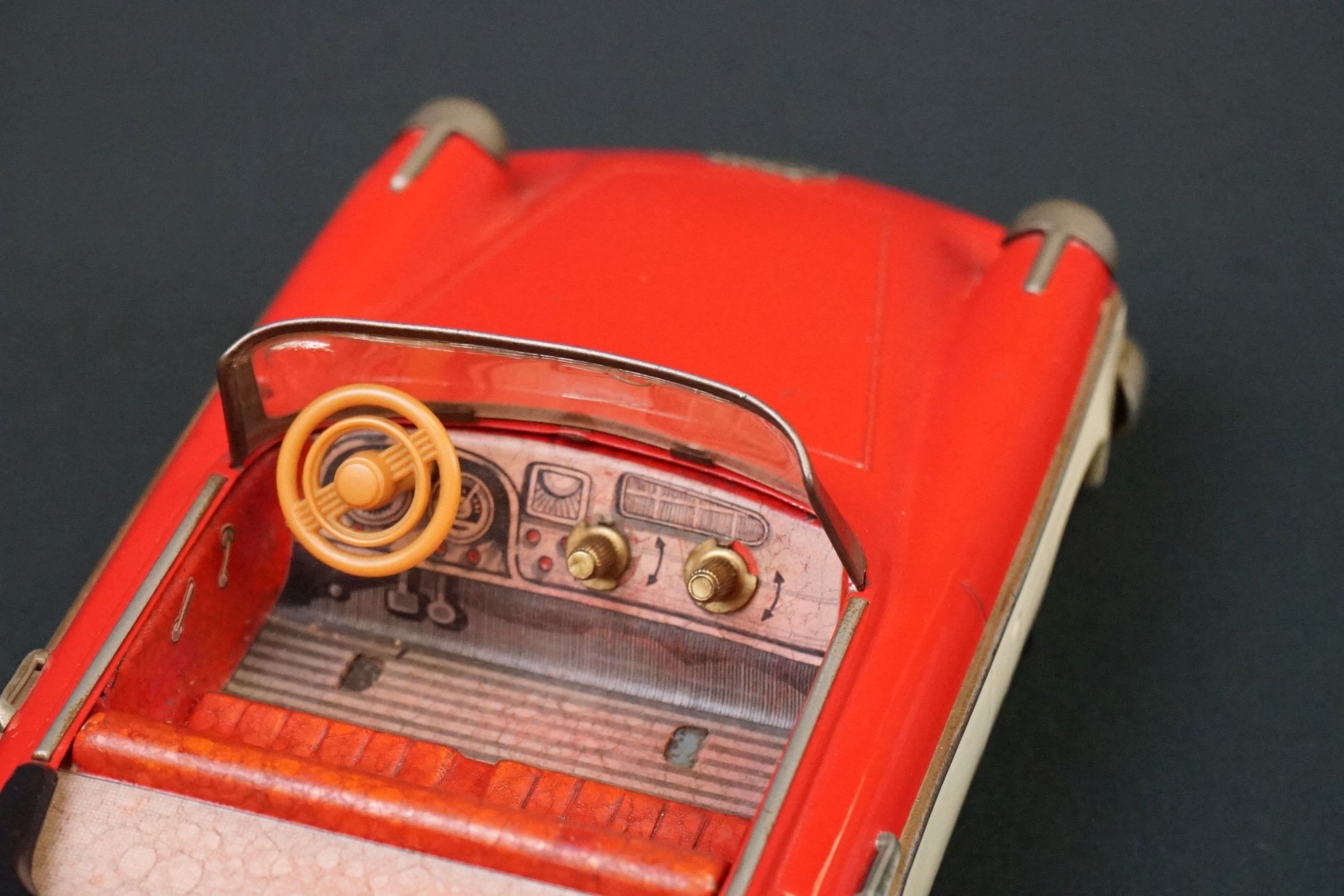 Schuco Elektro Radio 5710 tinplate model in two tone red and white, brown fins, small hole to - Bild 5 aus 11