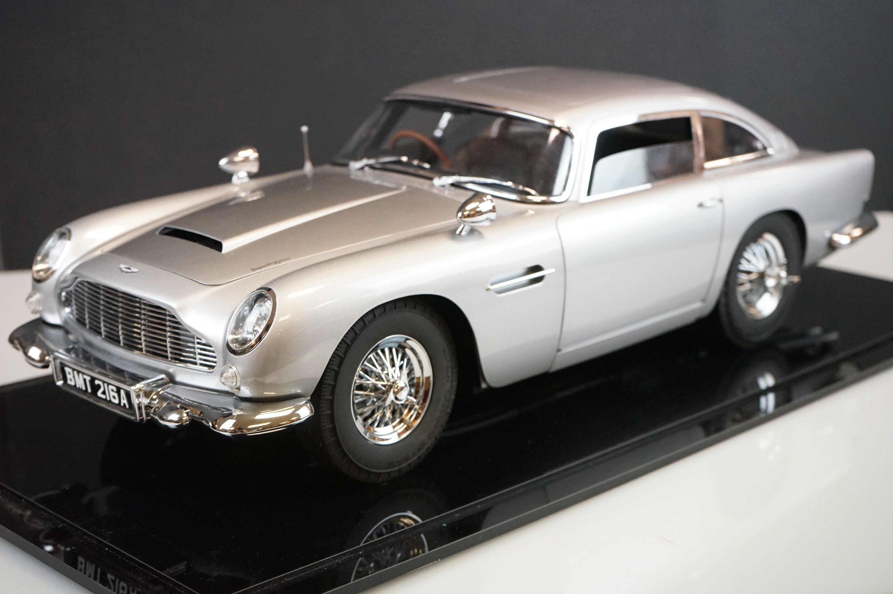 1/8 Scale James Bond Aston Martin DB5 kit built diecast model, produced by Eaglemoss for home