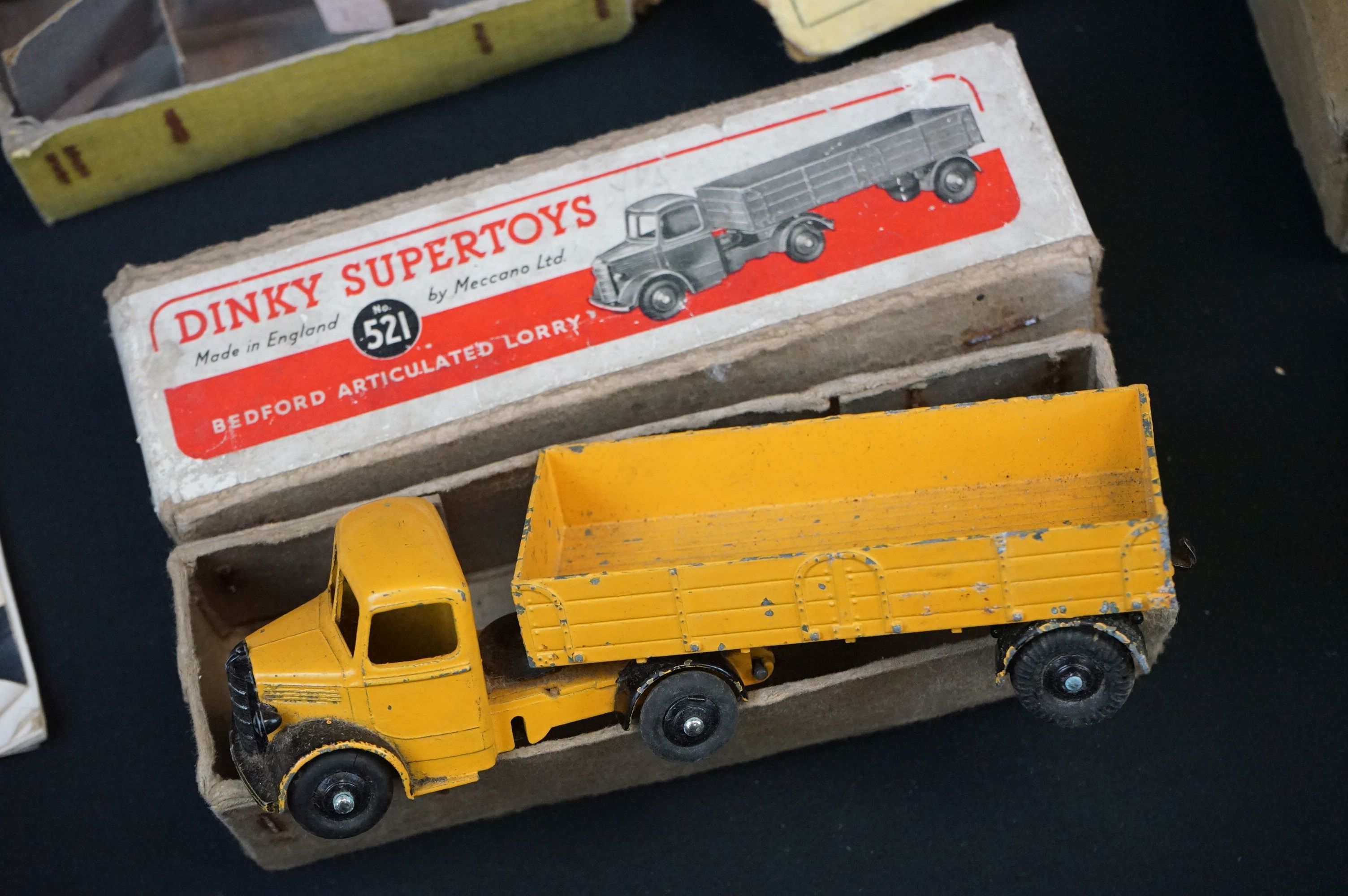 Three boxed Dinky diecast models to include 562 Dumper Truck in yellow, 521 Bedford Articulated - Bild 2 aus 27