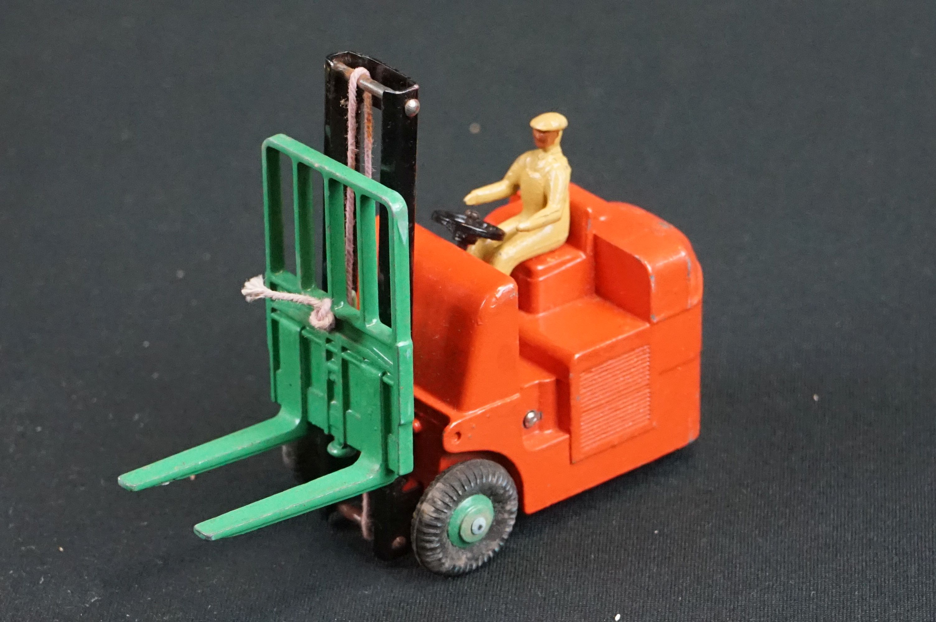 Three boxed Dinky diecast models to include 562 Dumper Truck in yellow, 521 Bedford Articulated - Bild 14 aus 27