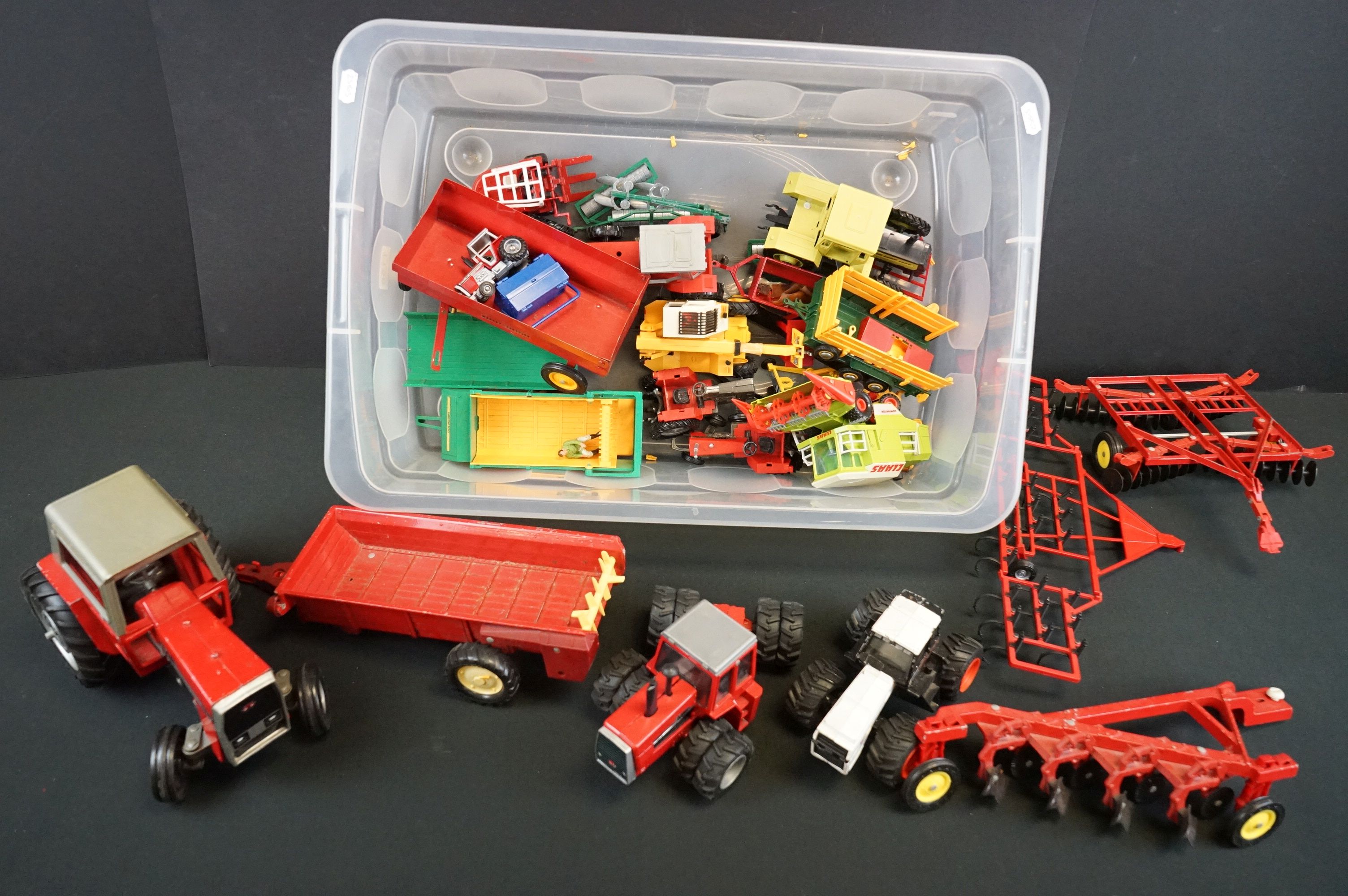 Collection of play worn Farming diecast models to include 2 x Lone Star, 15 x Britains & 9 x ERTL