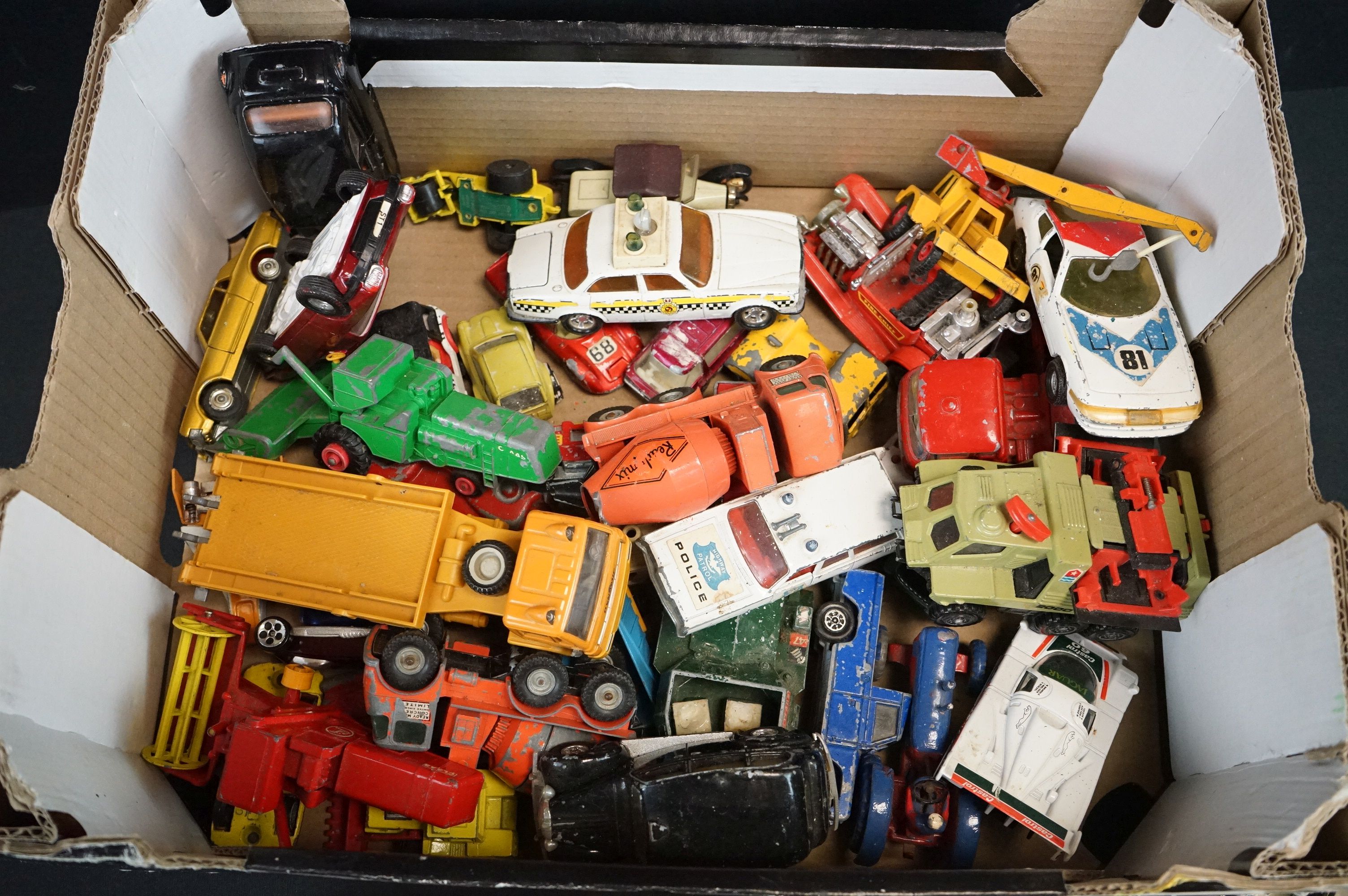 Collection of boxed & unboxed play worn diecast models to include Matchbox, Solido, Corgi, Burago - Bild 4 aus 8