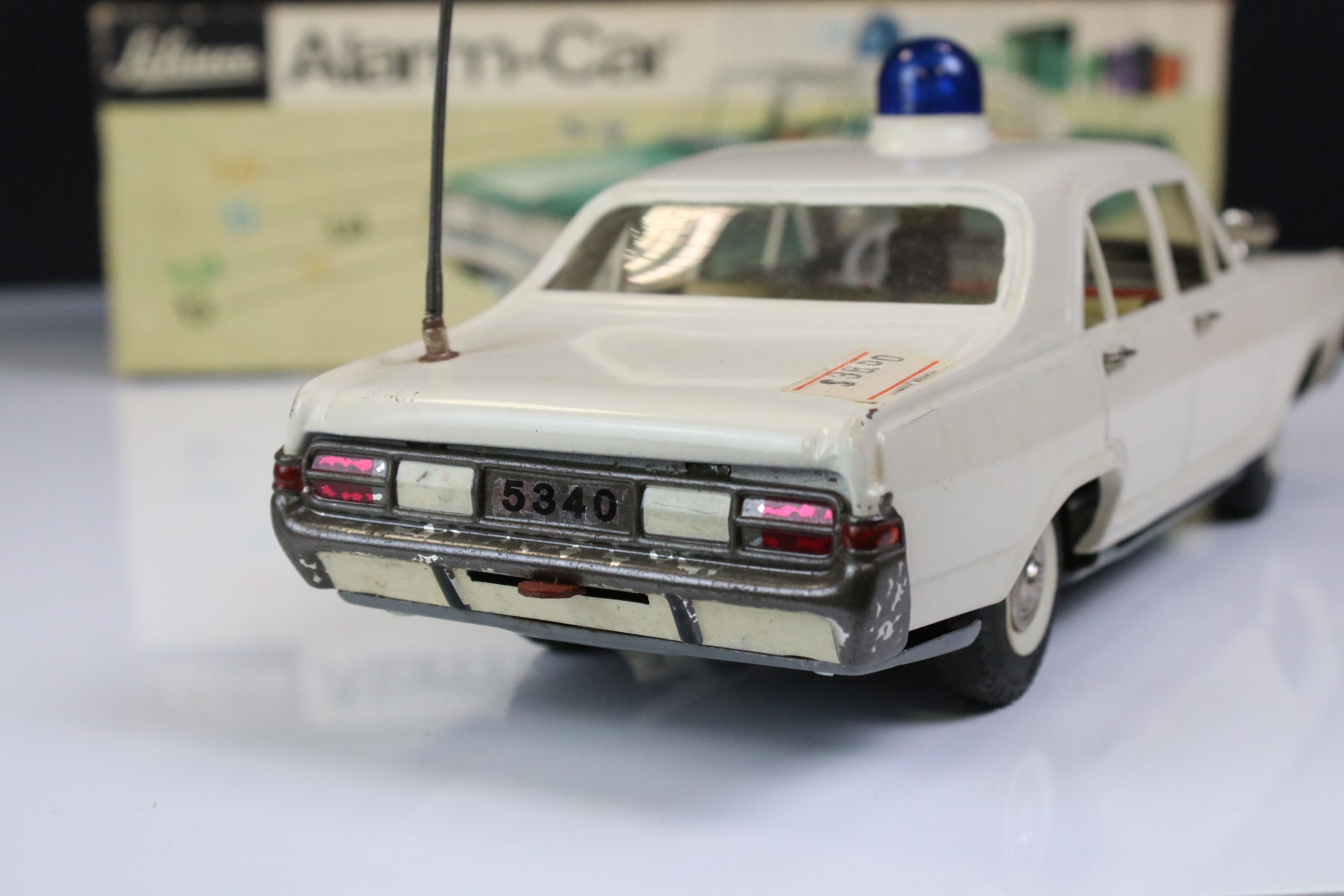 Boxed Schuco Alarm-Car 5340 Opel Admiral tin plate Police car in white, with aerial, blue light - Bild 4 aus 7