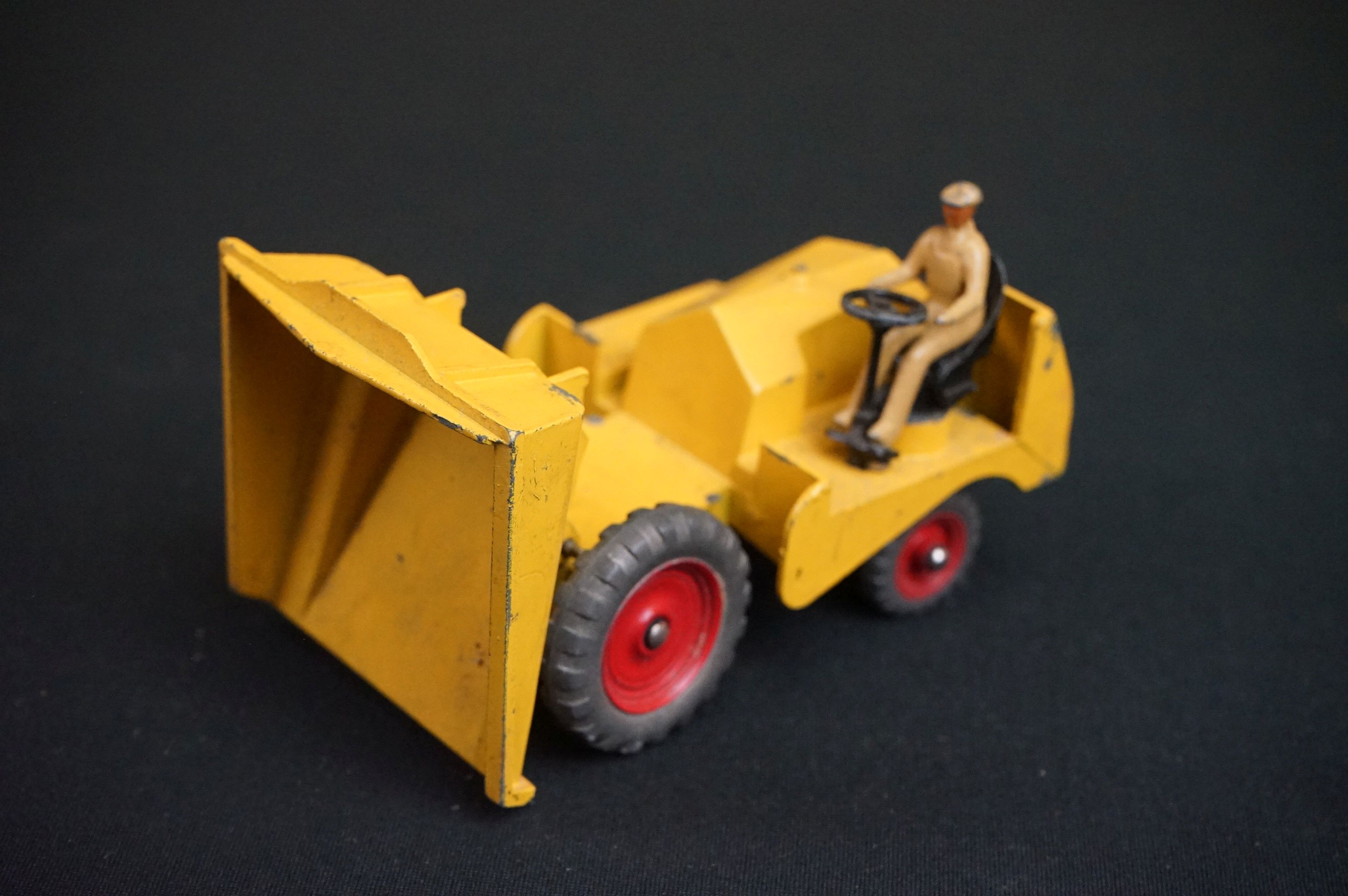 Three boxed Dinky diecast models to include 562 Dumper Truck in yellow, 521 Bedford Articulated - Bild 8 aus 27