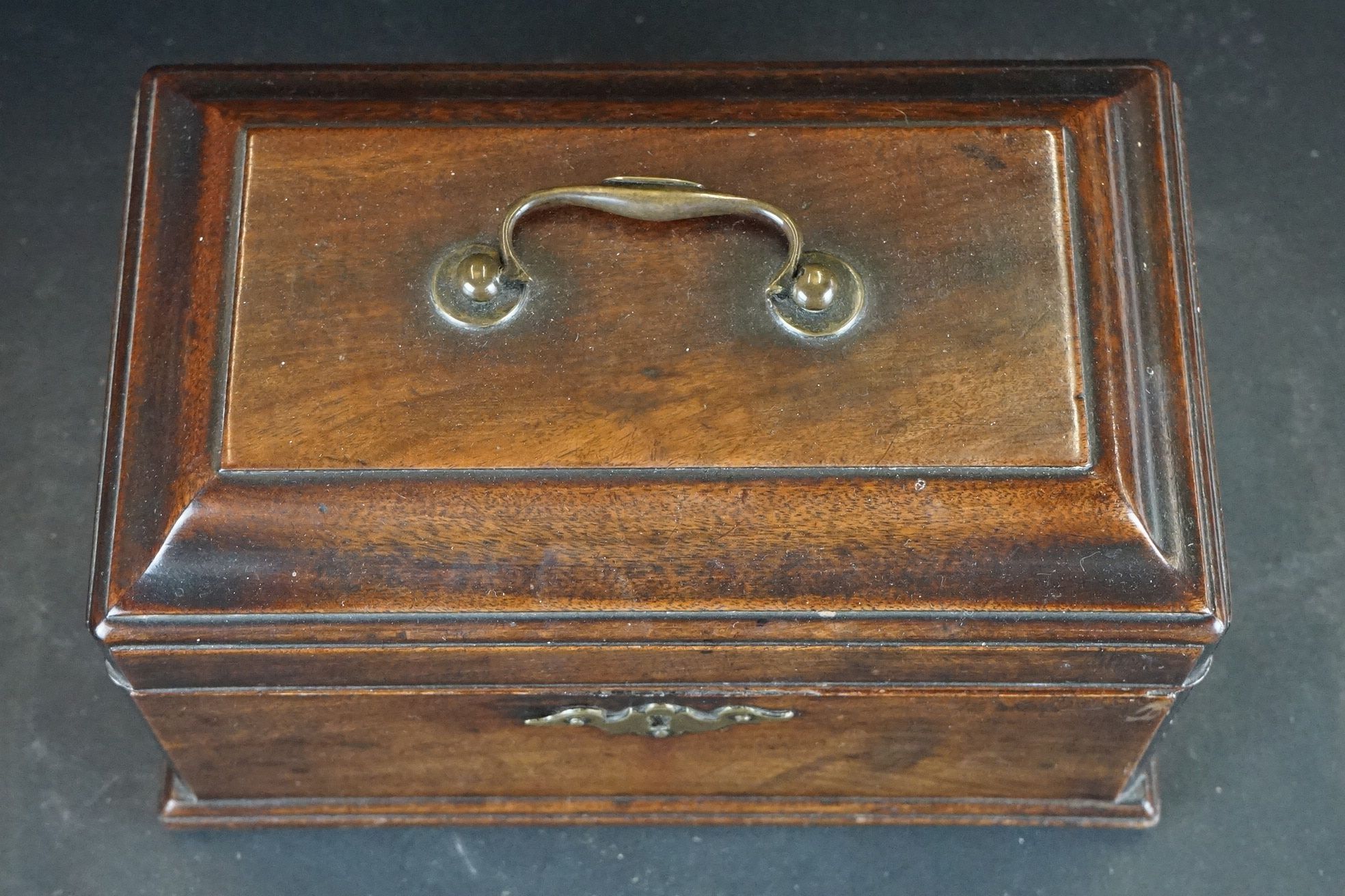 An antique wooden lidded box with brass fittings - Image 4 of 7