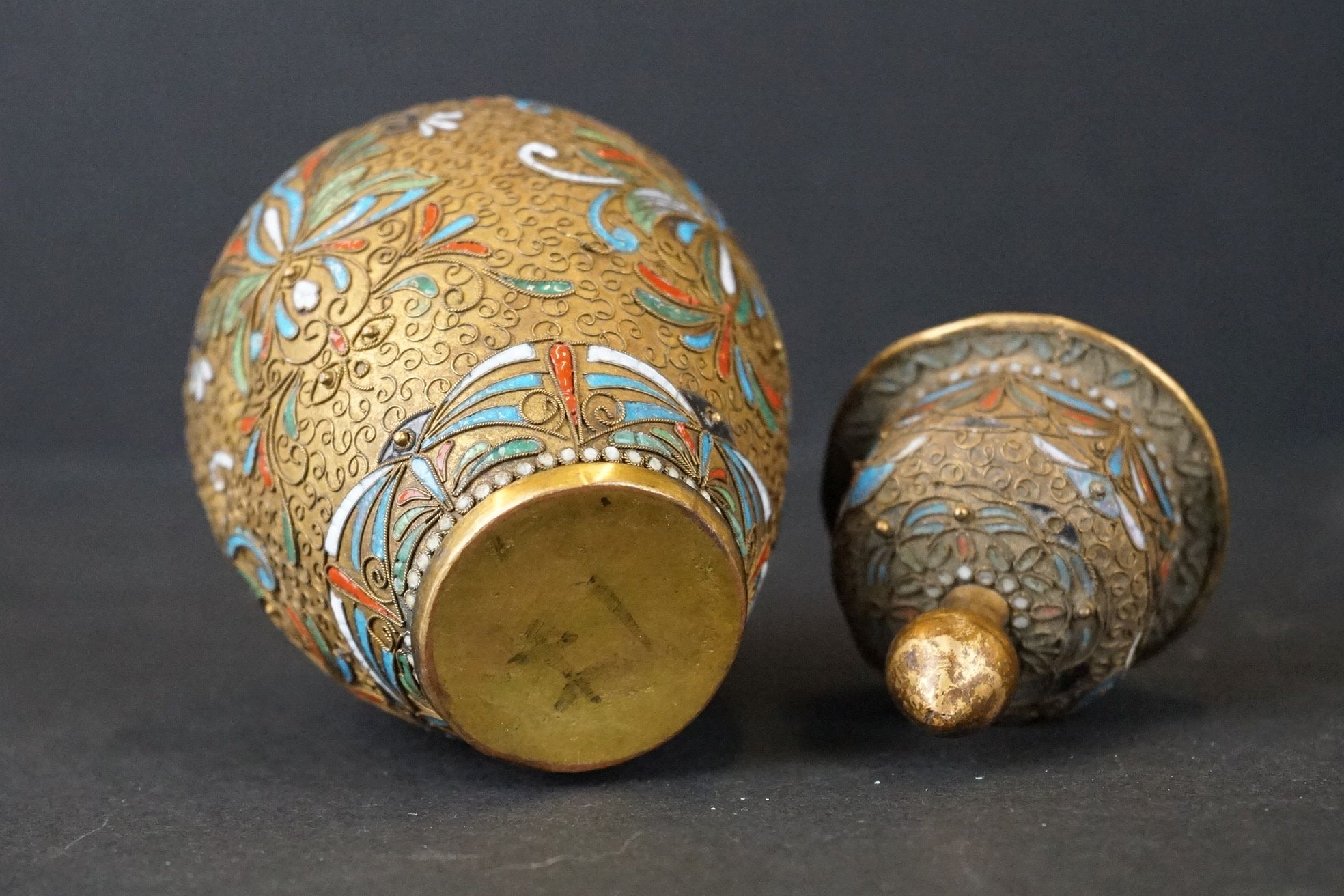 An Oriental Cloisonné and gilt decorative lidded vase. - Image 7 of 7