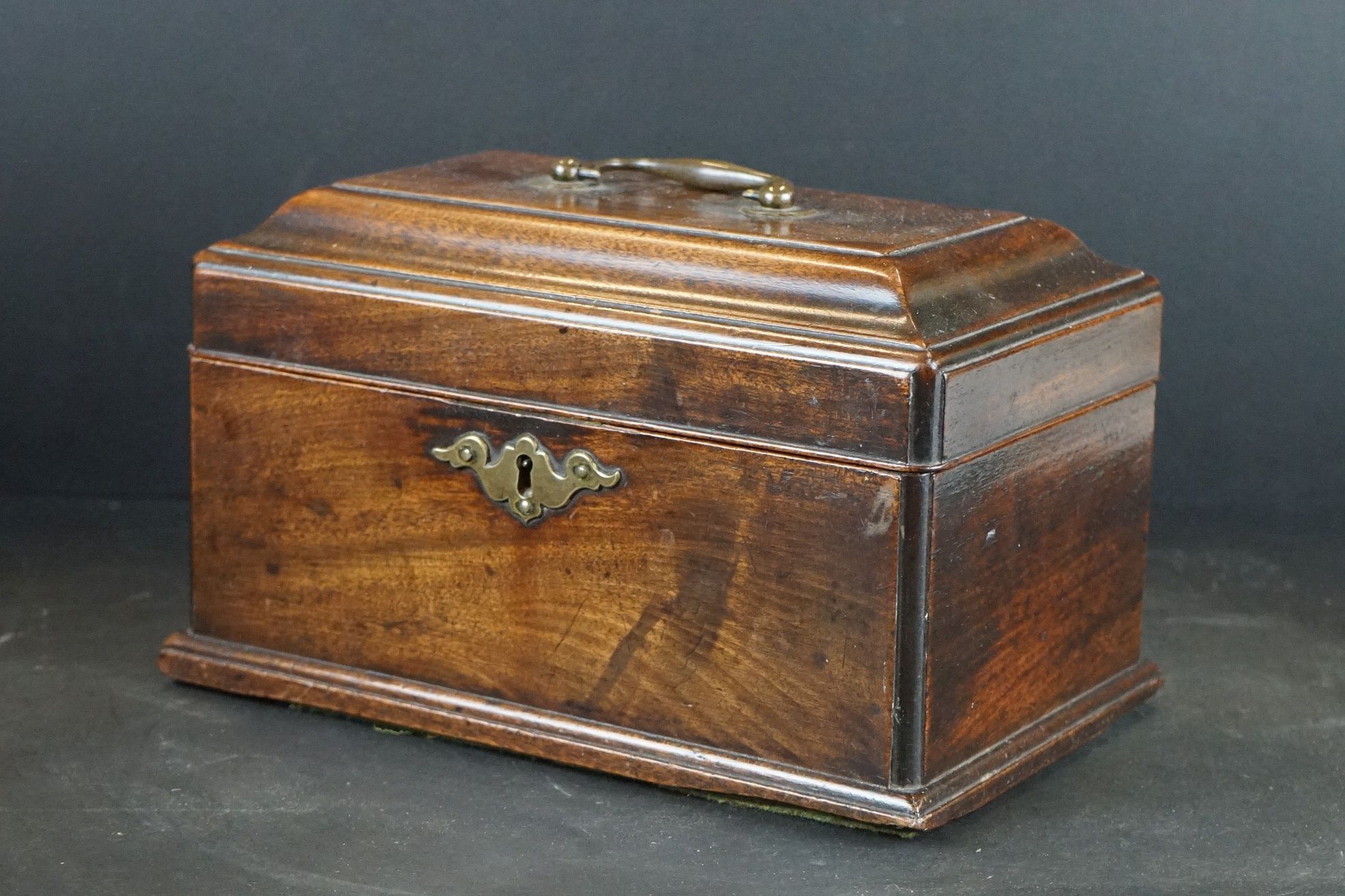 An antique wooden lidded box with brass fittings - Image 2 of 7