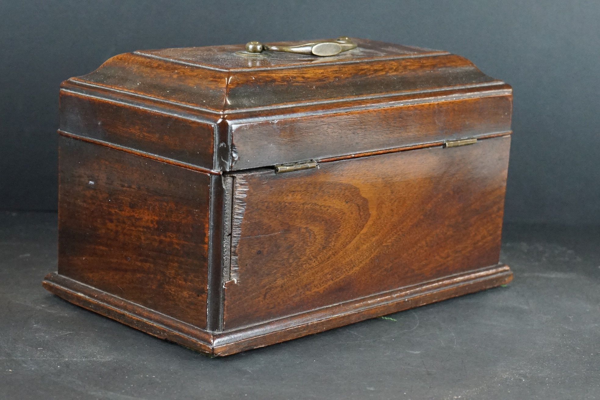 An antique wooden lidded box with brass fittings - Image 7 of 7