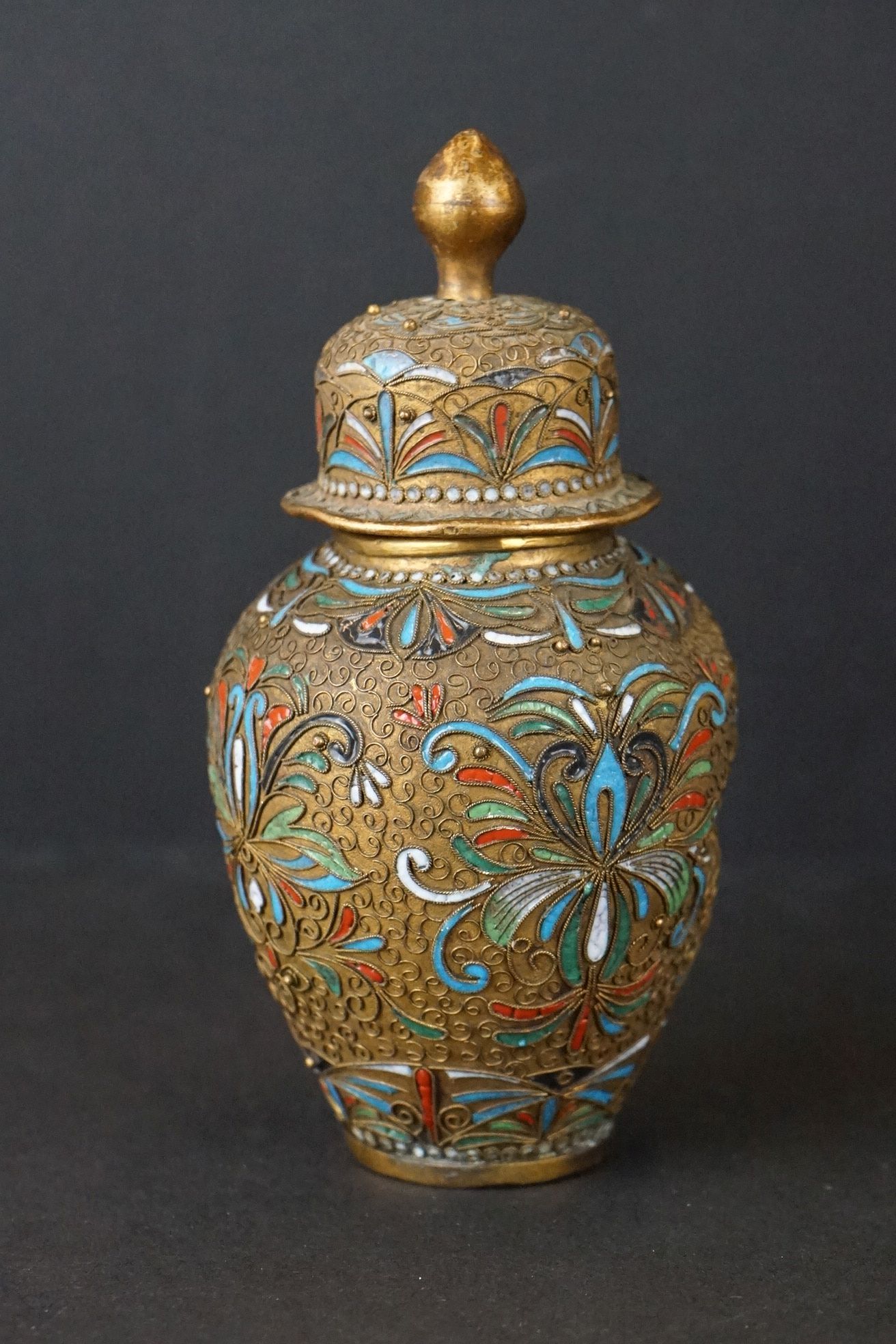 An Oriental Cloisonné and gilt decorative lidded vase. - Image 3 of 7