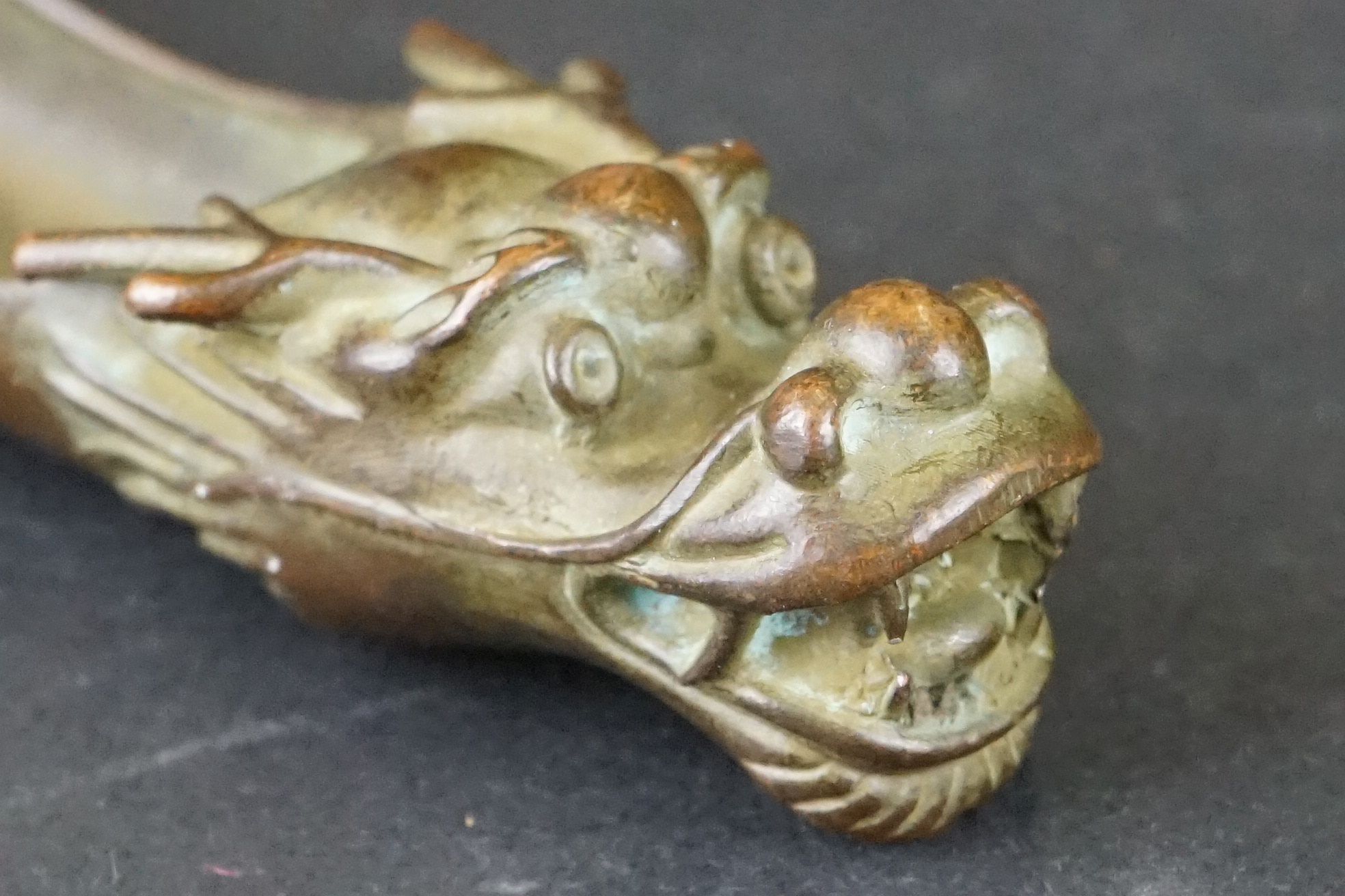 Bronze oriental spoon / scoop with dragon handle decoration, approx. 13cm long - Image 5 of 5