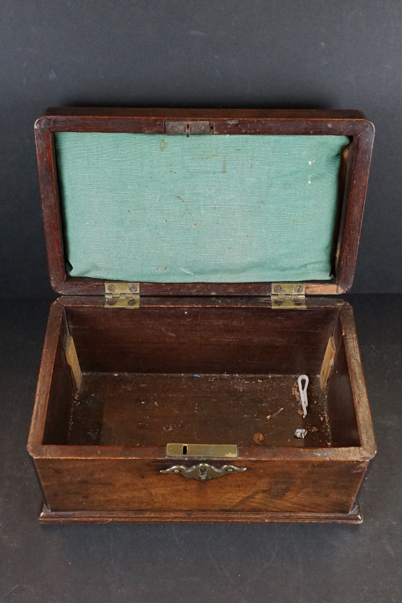 An antique wooden lidded box with brass fittings - Image 5 of 7