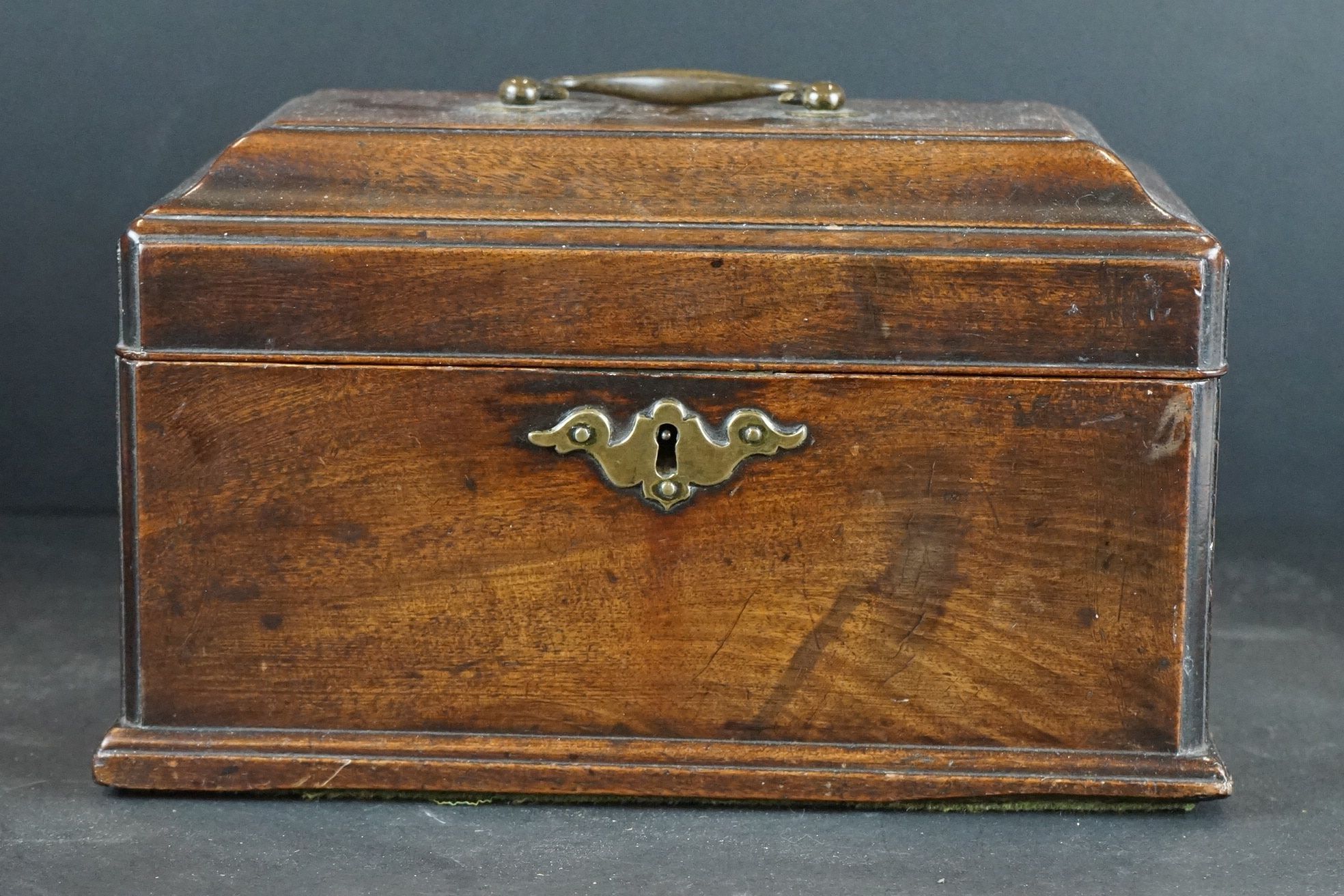 An antique wooden lidded box with brass fittings - Image 3 of 7