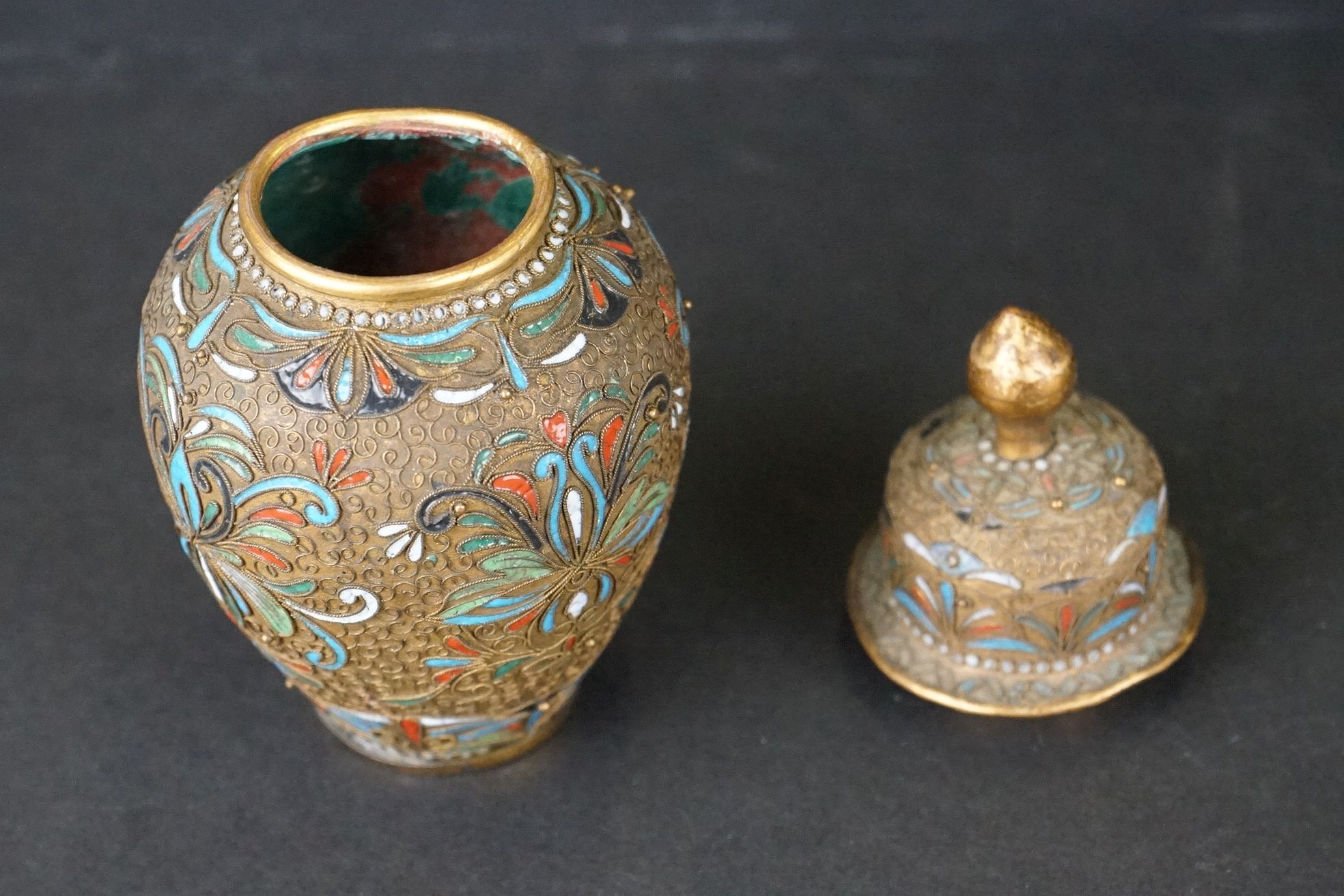 An Oriental Cloisonné and gilt decorative lidded vase. - Image 5 of 7