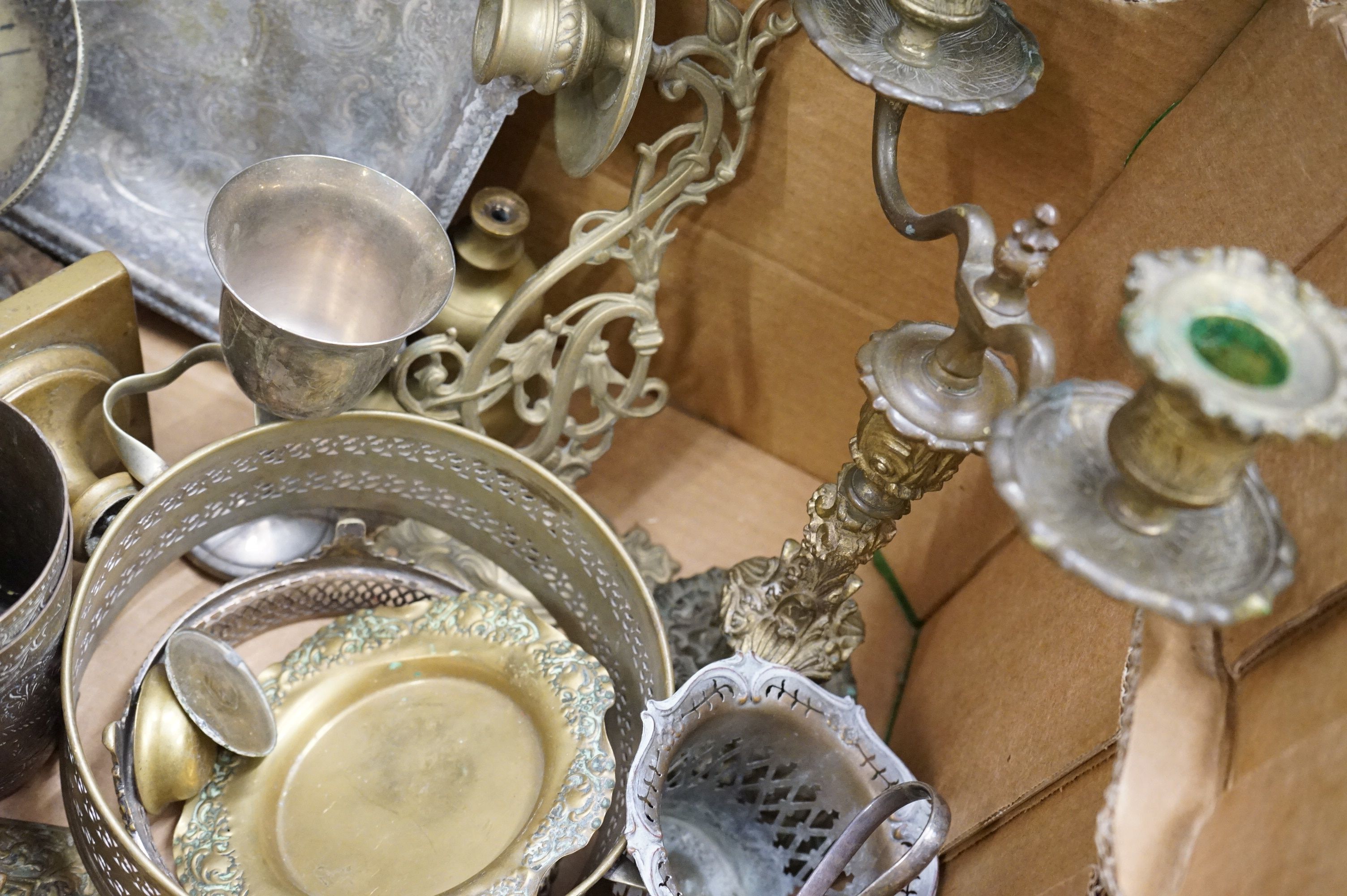 A collection of mixed metalware to include brass candlesticks, copper candlesticks, silver plated - Image 4 of 7