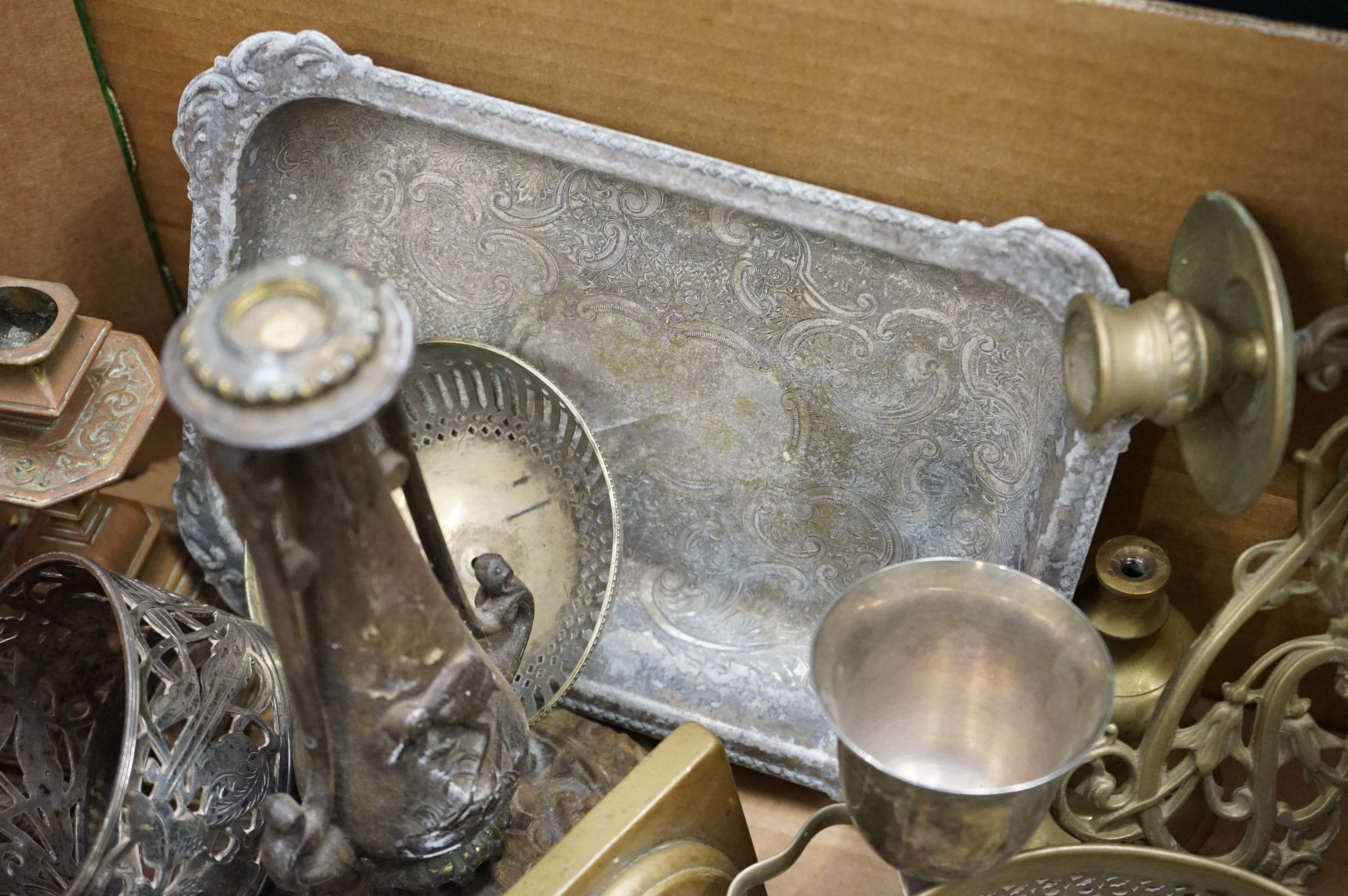 A collection of mixed metalware to include brass candlesticks, copper candlesticks, silver plated - Image 3 of 7