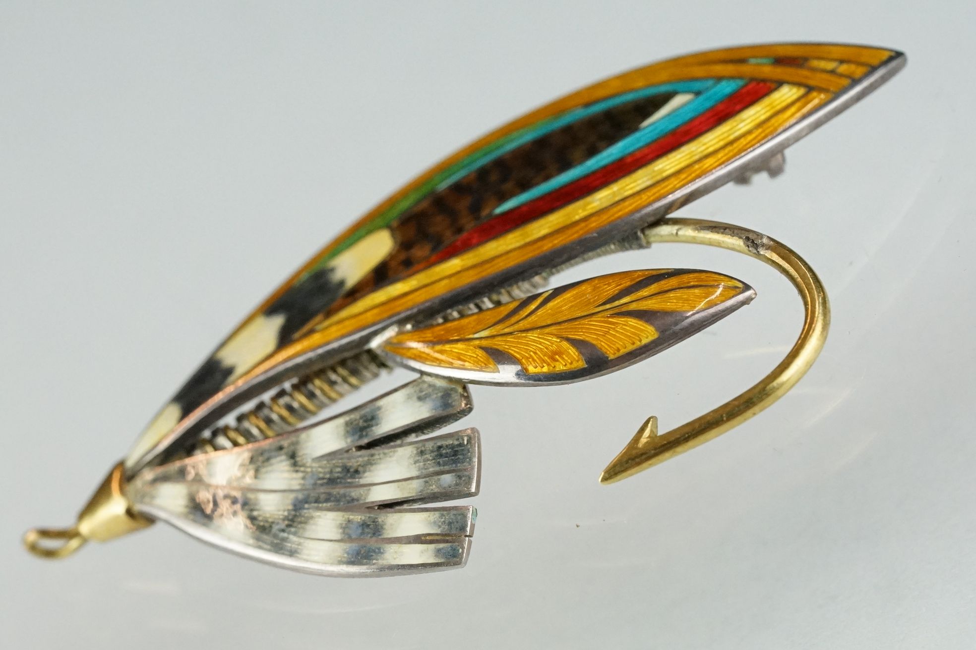 A fully hallmarked sterling silver and enamel brooch in the form of a fishing fly. - Bild 2 aus 3