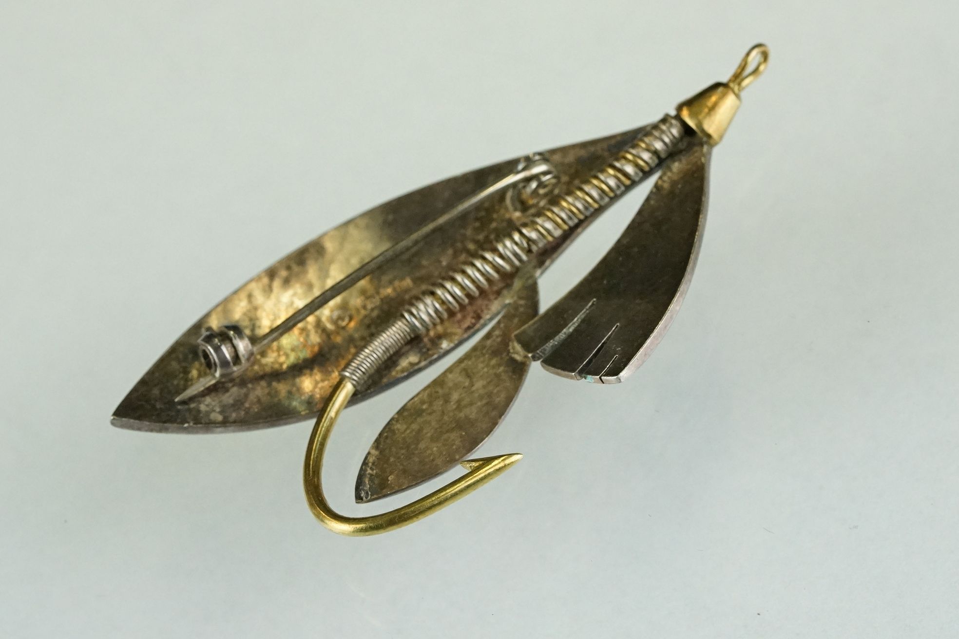 A fully hallmarked sterling silver and enamel brooch in the form of a fishing fly. - Bild 3 aus 3