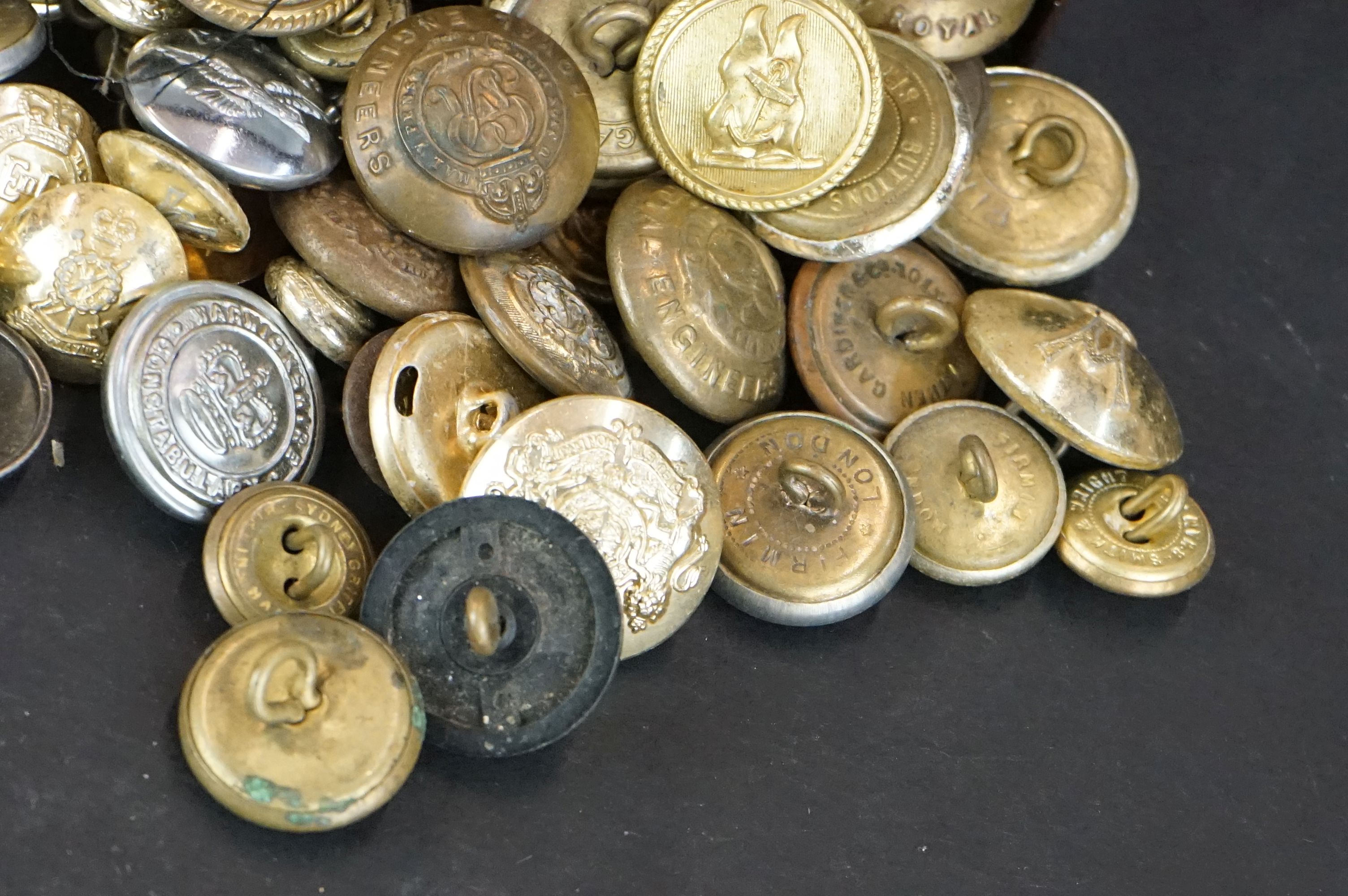 A collection of mixed buttons to include World War One and World War Two examples. - Image 4 of 5