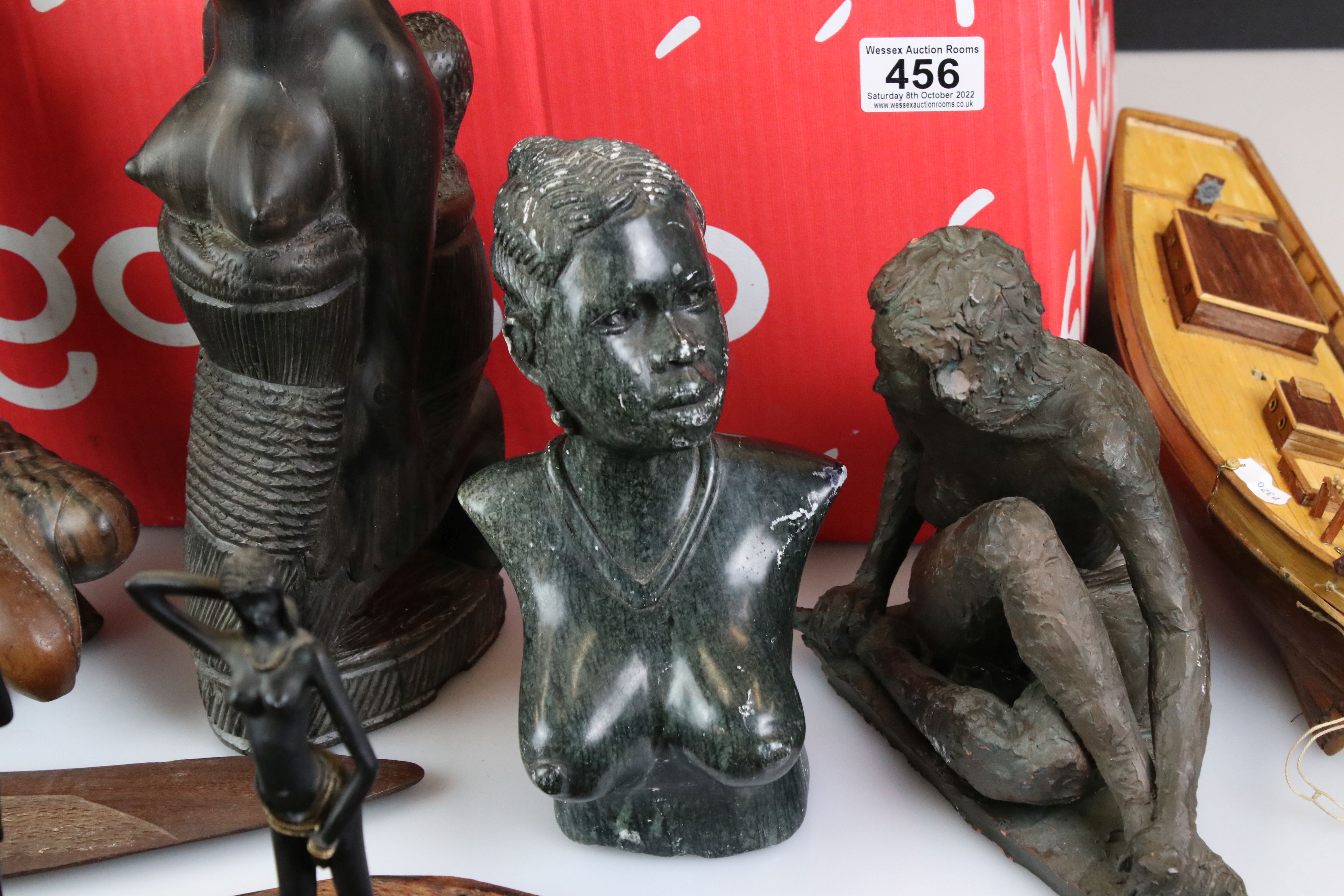 Collection of mainly Ethnic Carved Figures including Wooden and Stone plus Two Aboriginal Boomerangs - Bild 3 aus 6