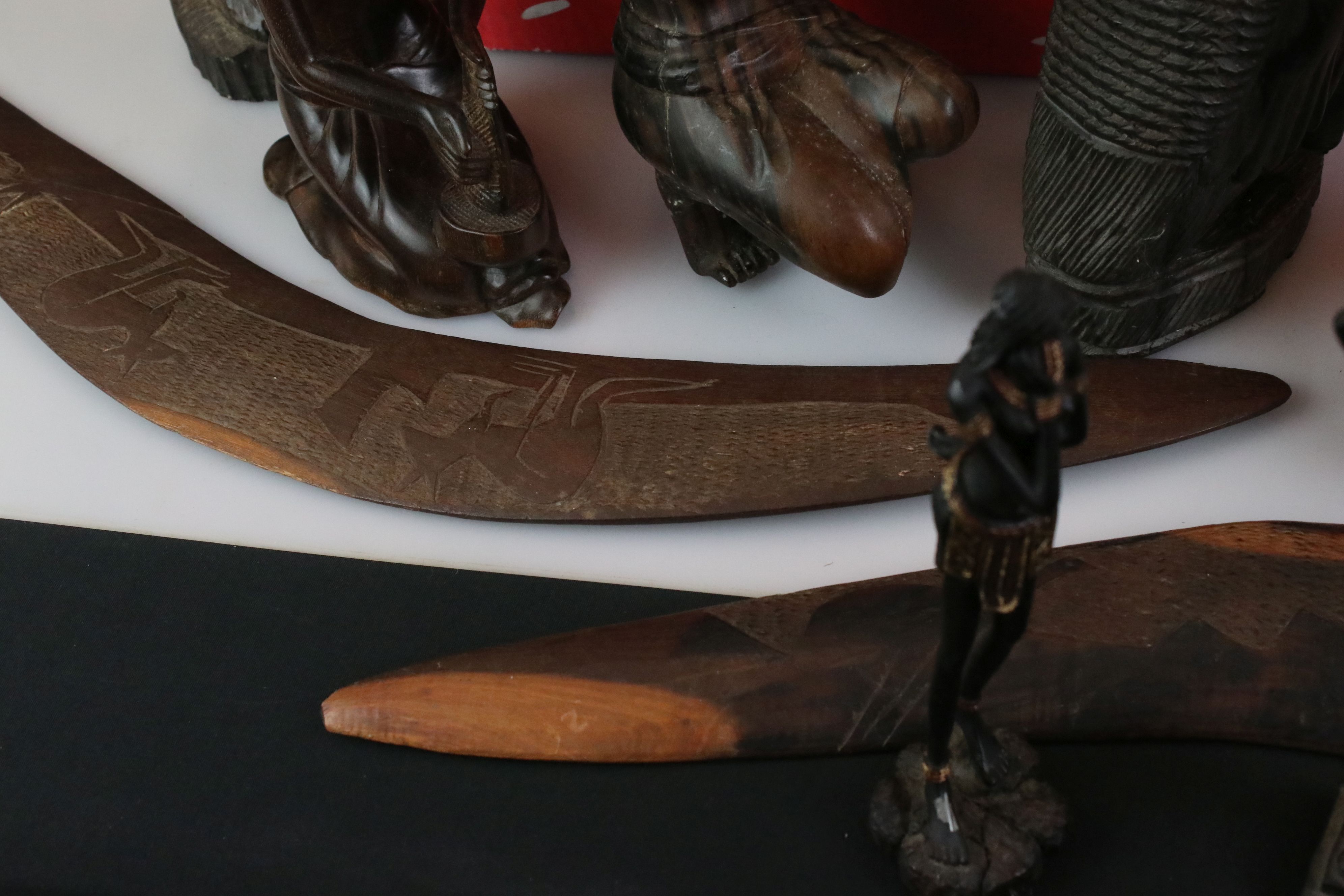 Collection of mainly Ethnic Carved Figures including Wooden and Stone plus Two Aboriginal Boomerangs - Bild 6 aus 6