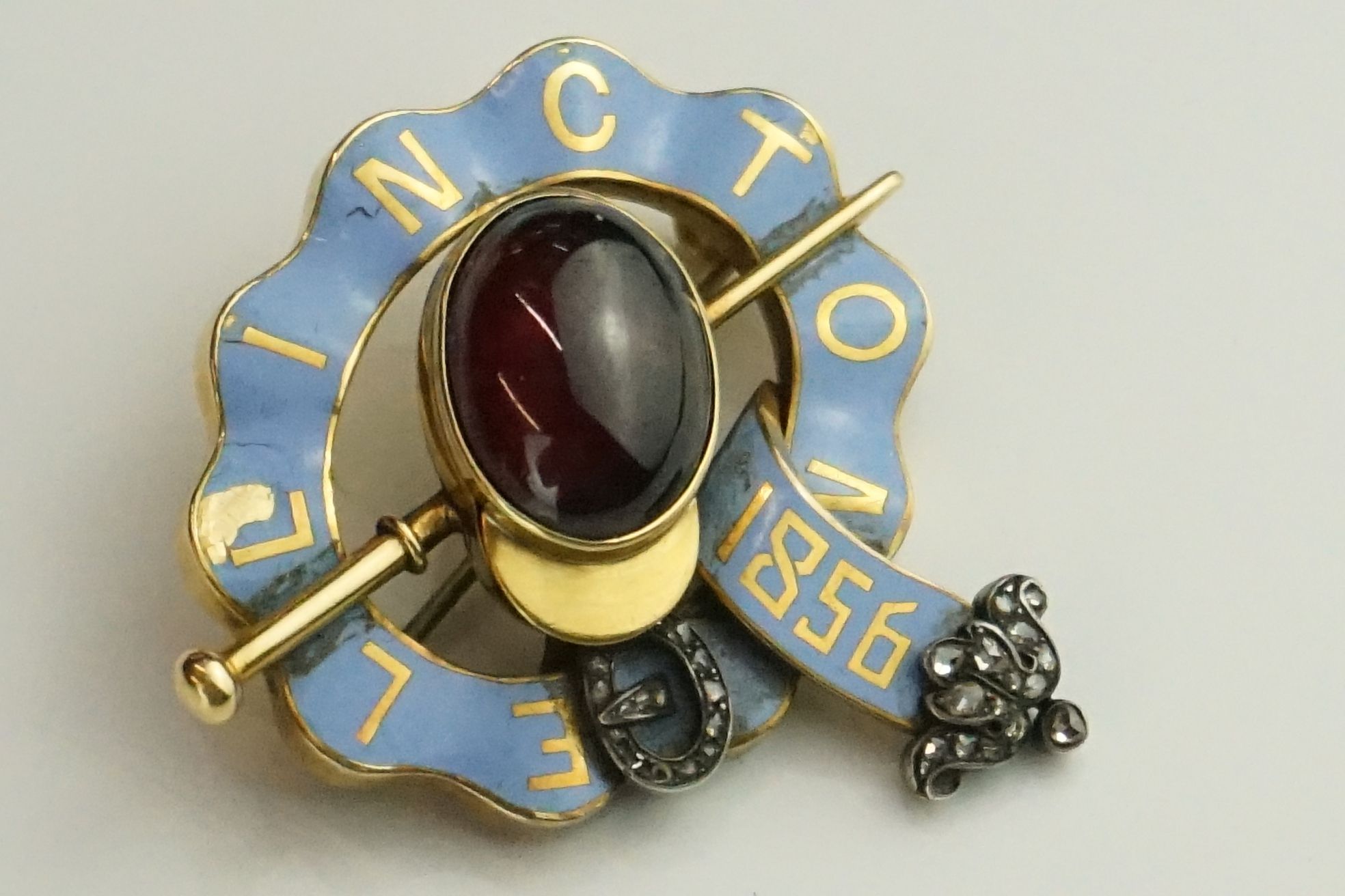 Victorian garnet and diamond enamelled yellow gold brooch to commemoration the Derby win of - Bild 2 aus 6