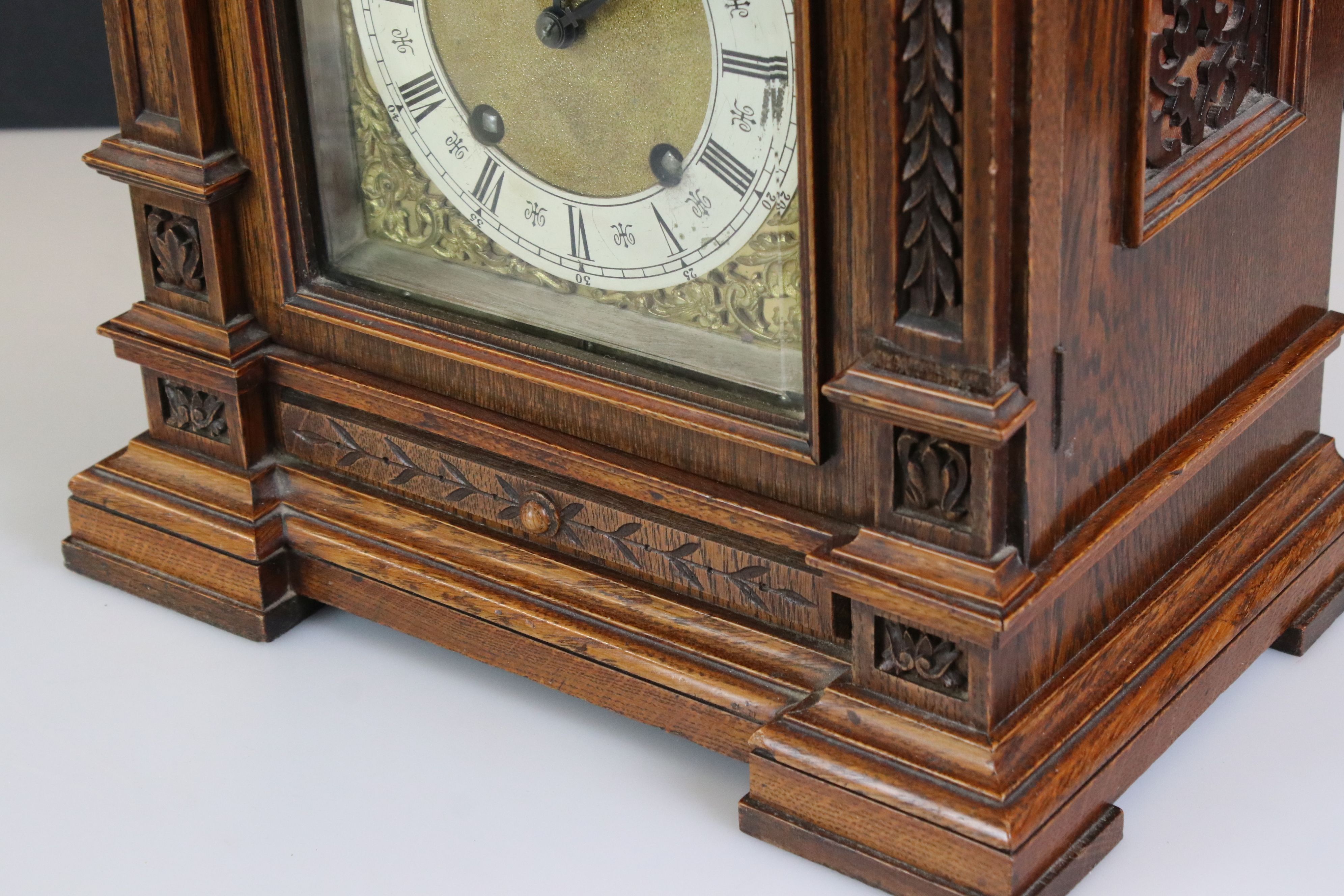 Late 19th / Early 20th Century Lenzkirch carved oak bracket clock, the brass dial with silvered - Bild 8 aus 9