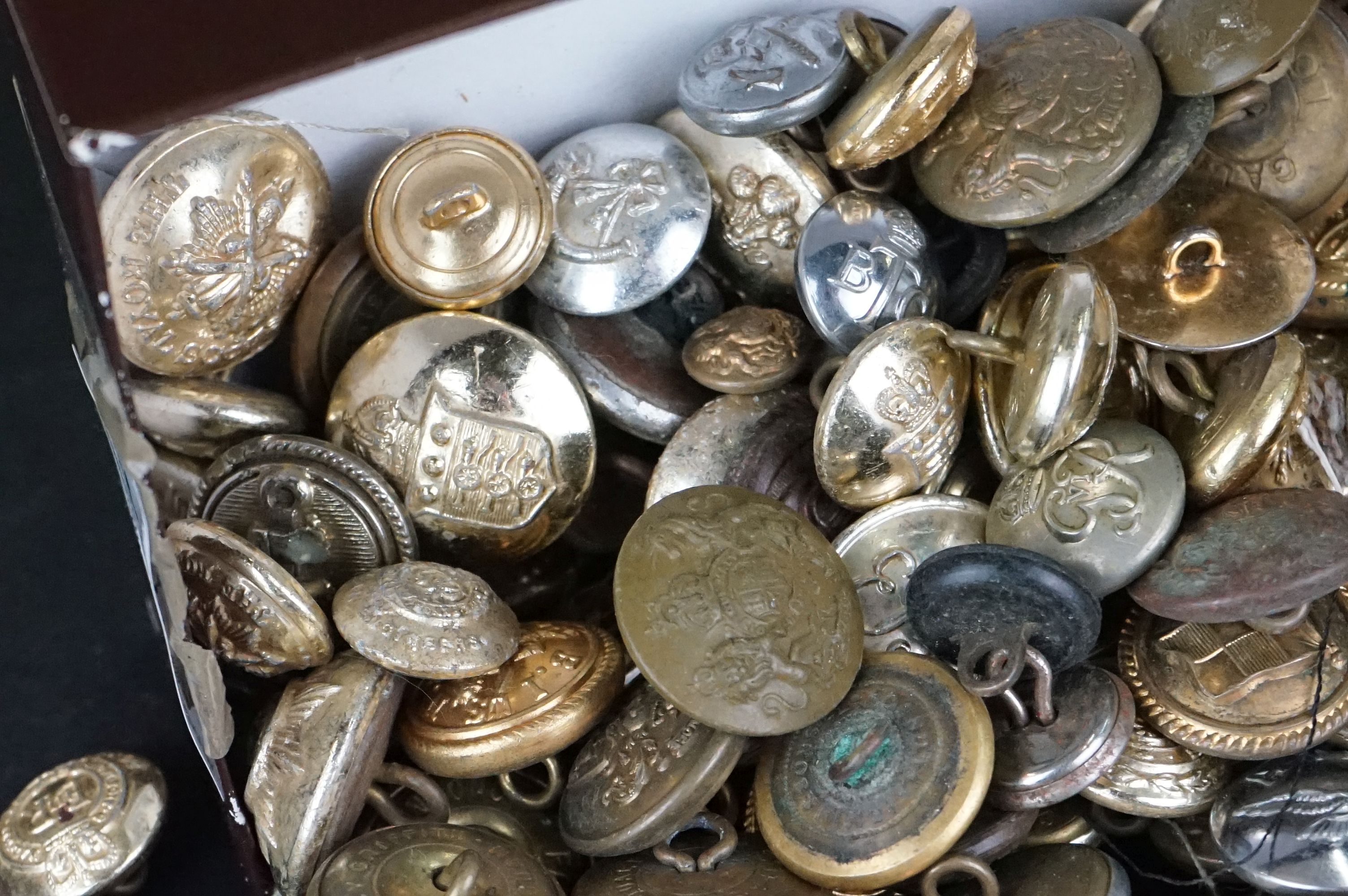 A collection of mixed buttons to include World War One and World War Two examples. - Image 2 of 5