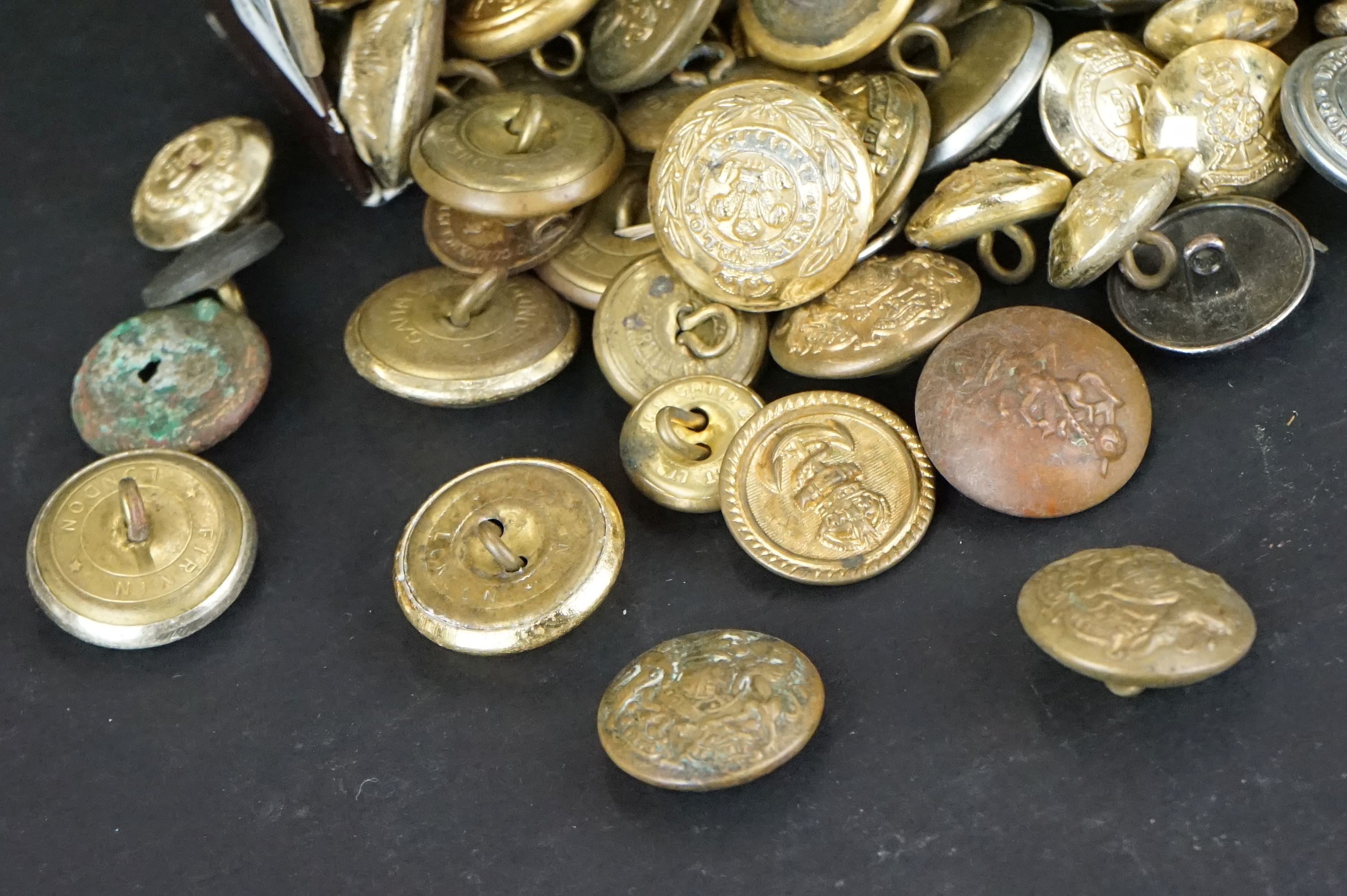 A collection of mixed buttons to include World War One and World War Two examples. - Image 5 of 5